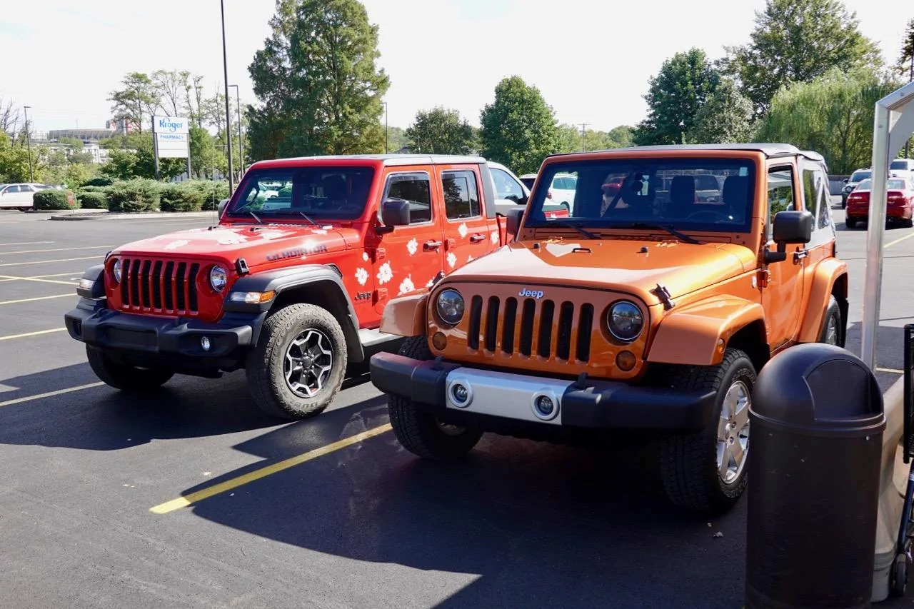 Jeep Gladiator Jeeps Parking Next To Jeeps WKM04408