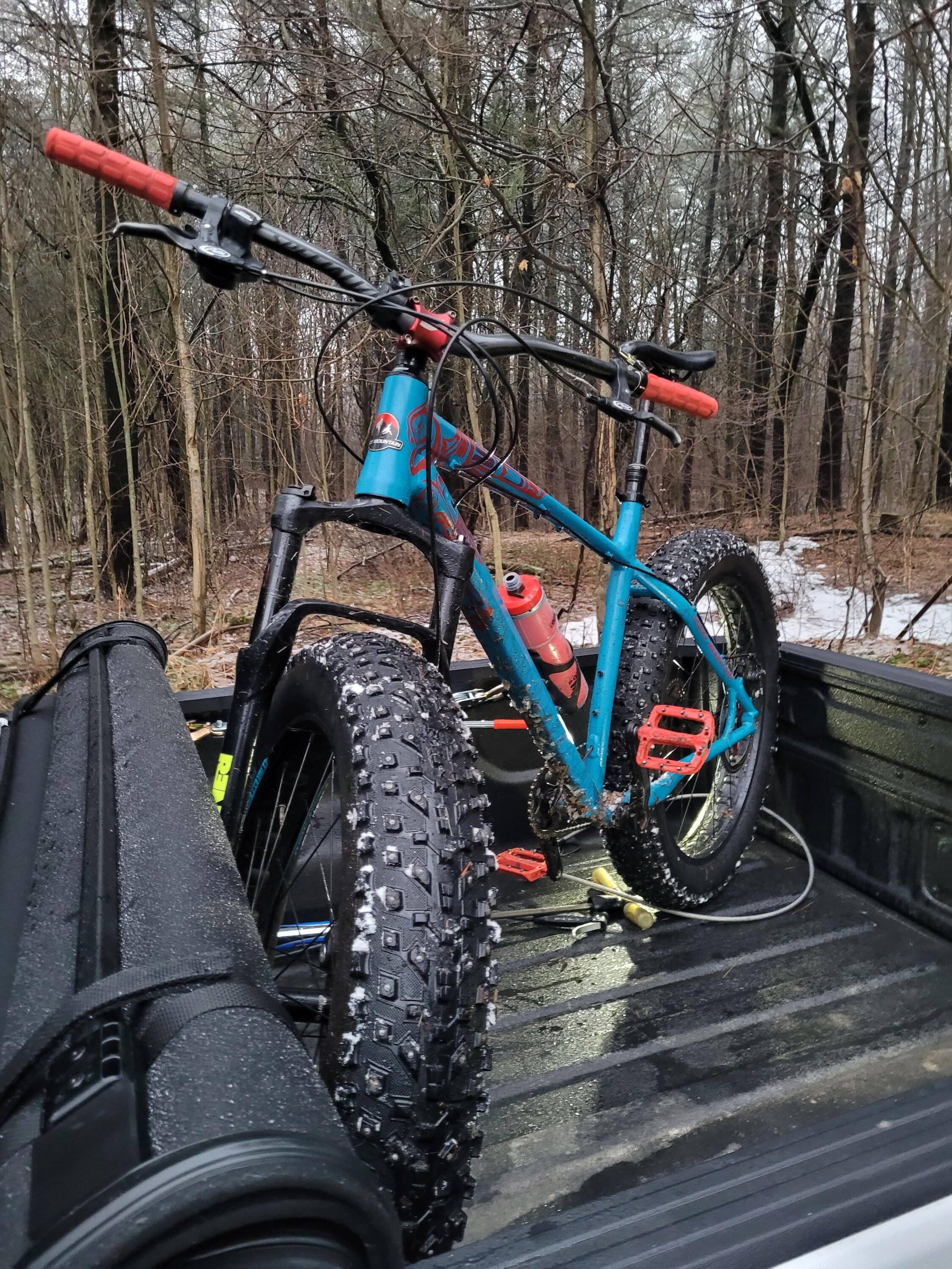 Jeep Gladiator In-bed magnetic bicycle rack installed (Difficulty: 1/5) 20230106_080319