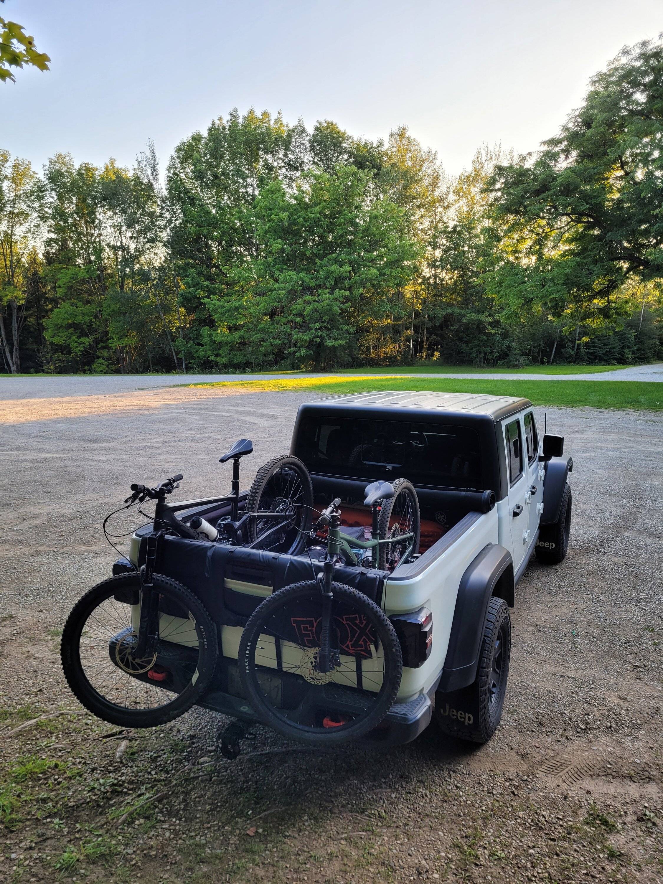 Jeep Gladiator In-bed magnetic bicycle rack installed (Difficulty: 1/5) 20230828_193318