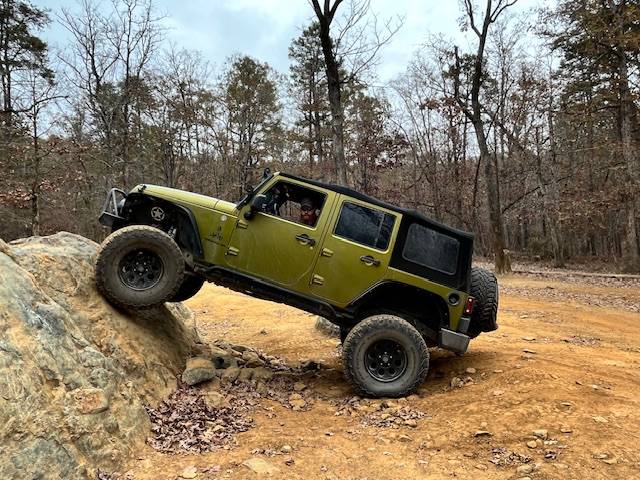 Jeep Gladiator 35” vs. 37” tires and belly scraping IMG_4540