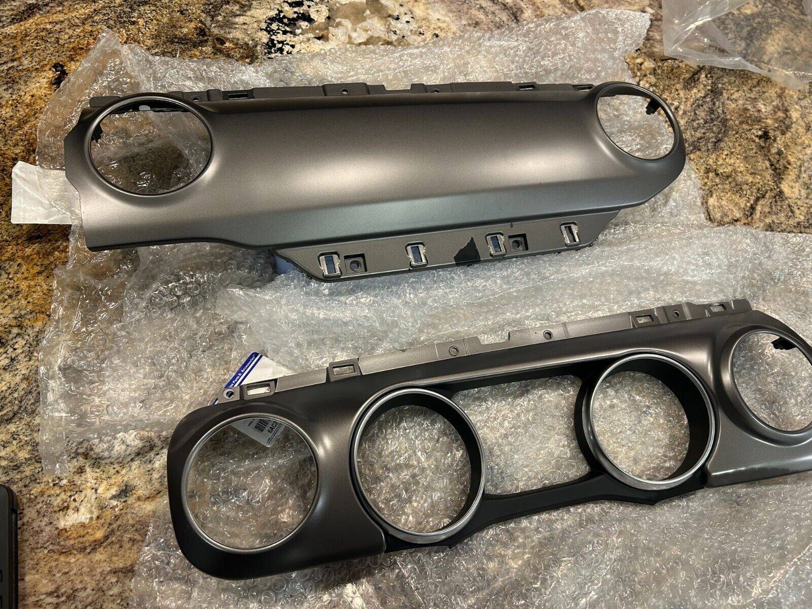 Jeep Gladiator 2018-2023 Jeep Wrangler Gladiator OEM Full Dash 6AB19SD5AA 6AB27SD5AD s-l1600 (1)