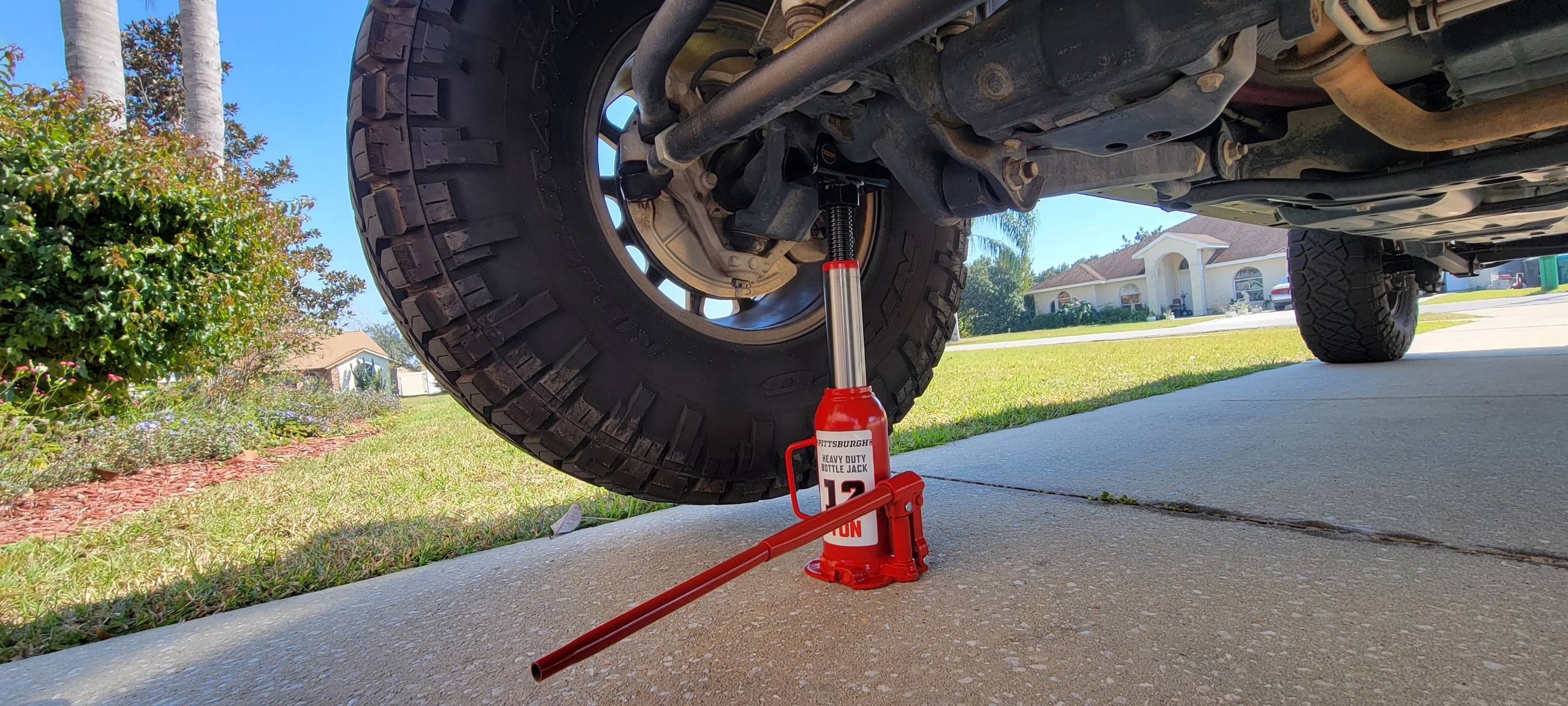 Jeep Gladiator Best Portable Jack for lifted truck Resized_20240202_132956_1706899309490