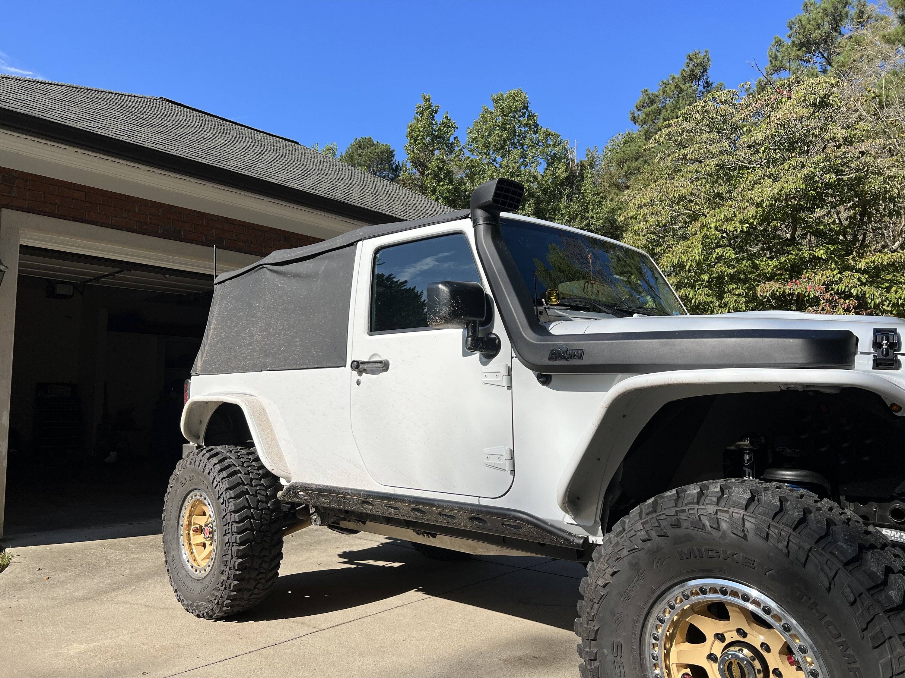 Jeep Gladiator Who has bronze wheels on a bright white??? IMG_1173