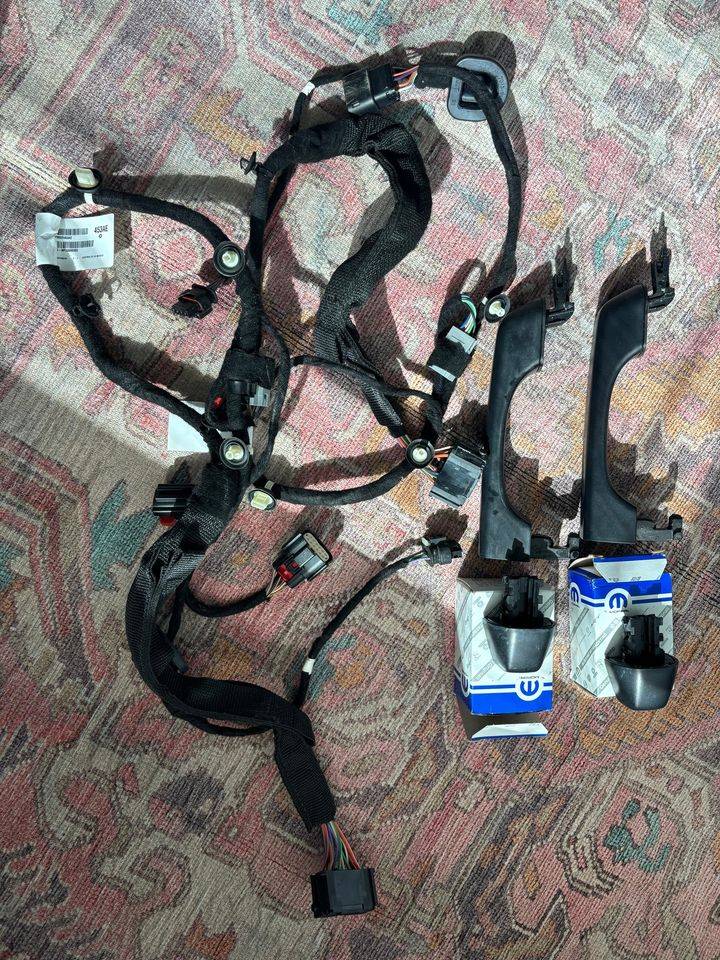 Jeep Gladiator power lock window door harness & handle 428220665_24997744769840846_6208445070395803189_n