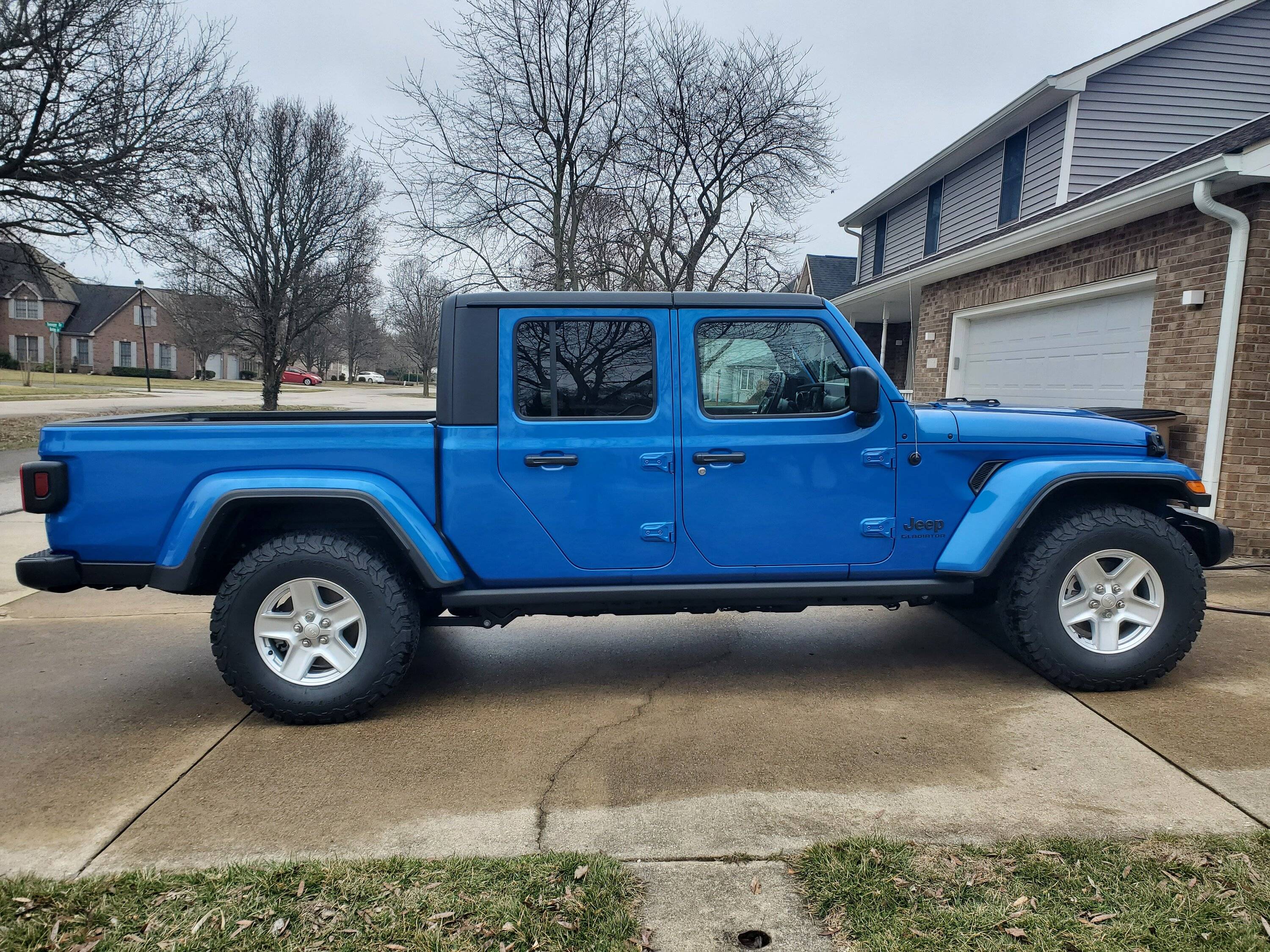 Jeep Gladiator Does OEM Aluminum Wheels Work on Spare Tire Carrier 20240302_142034