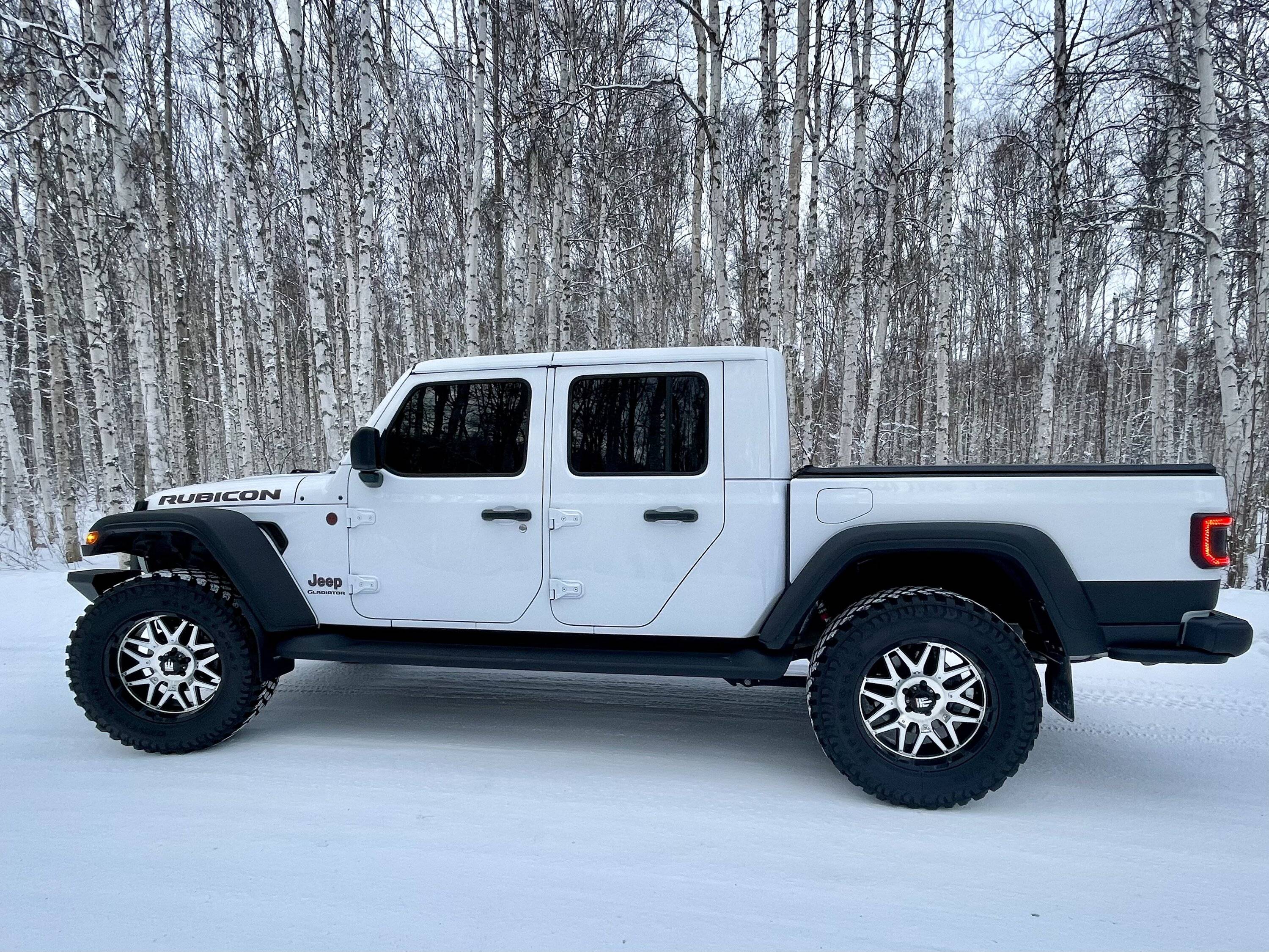 Jeep Gladiator Bronze or black rims on all white Gladiator? IMG_0960_Original