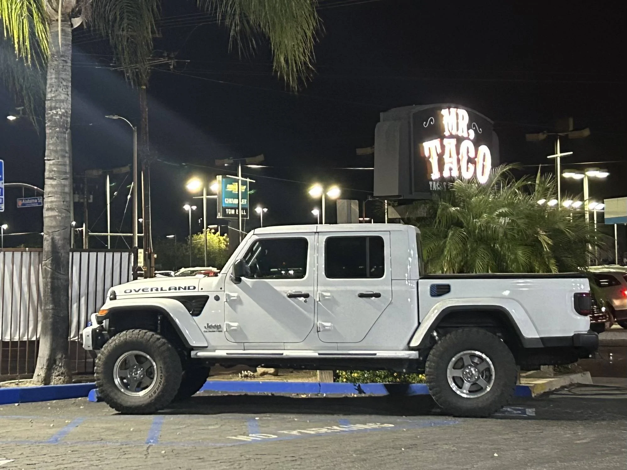 Jeep Gladiator Bronze or black rims on all white Gladiator? IMG_5390
