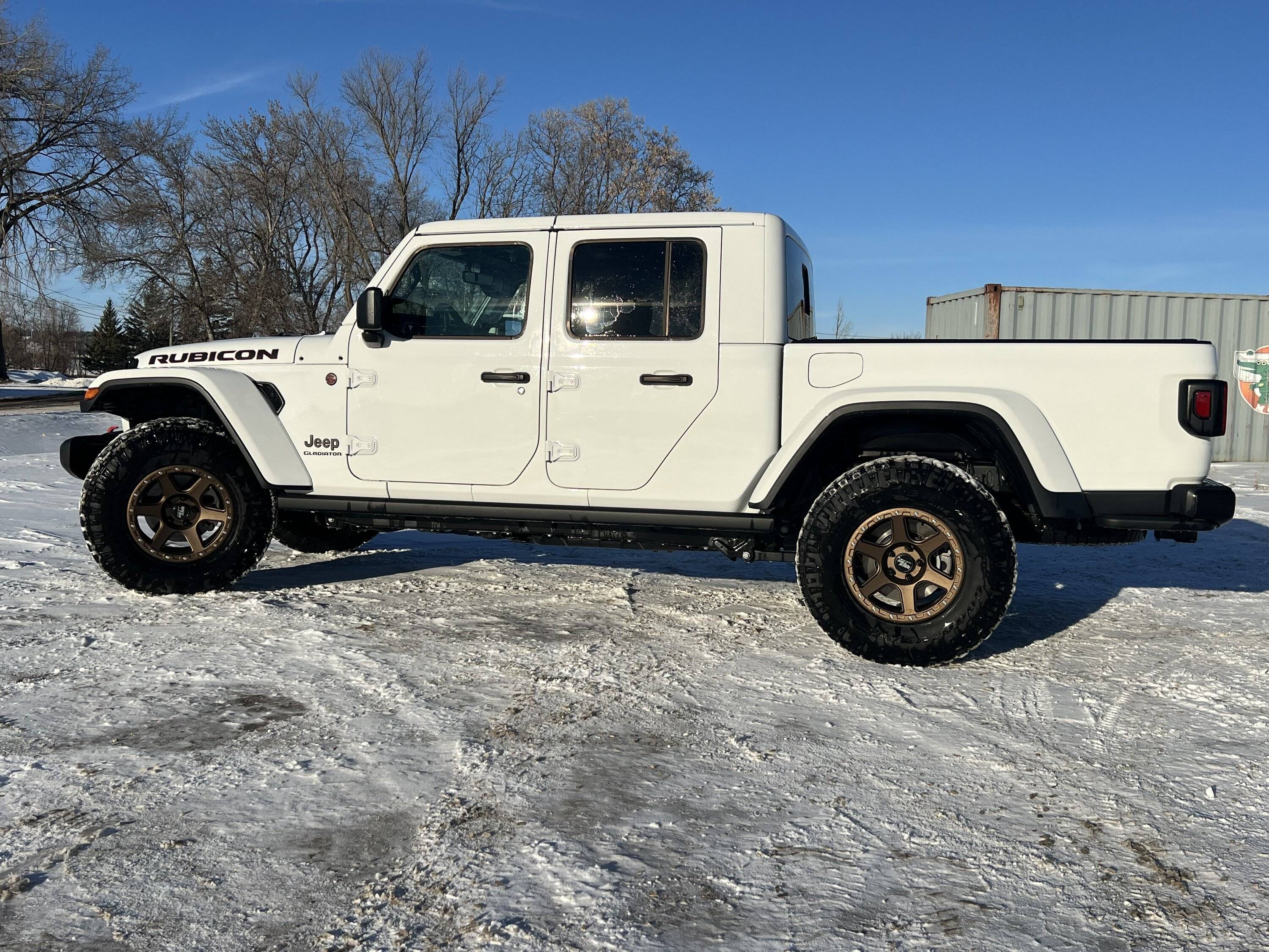 Jeep Gladiator Bronze or black rims on all white Gladiator? IMG_9657