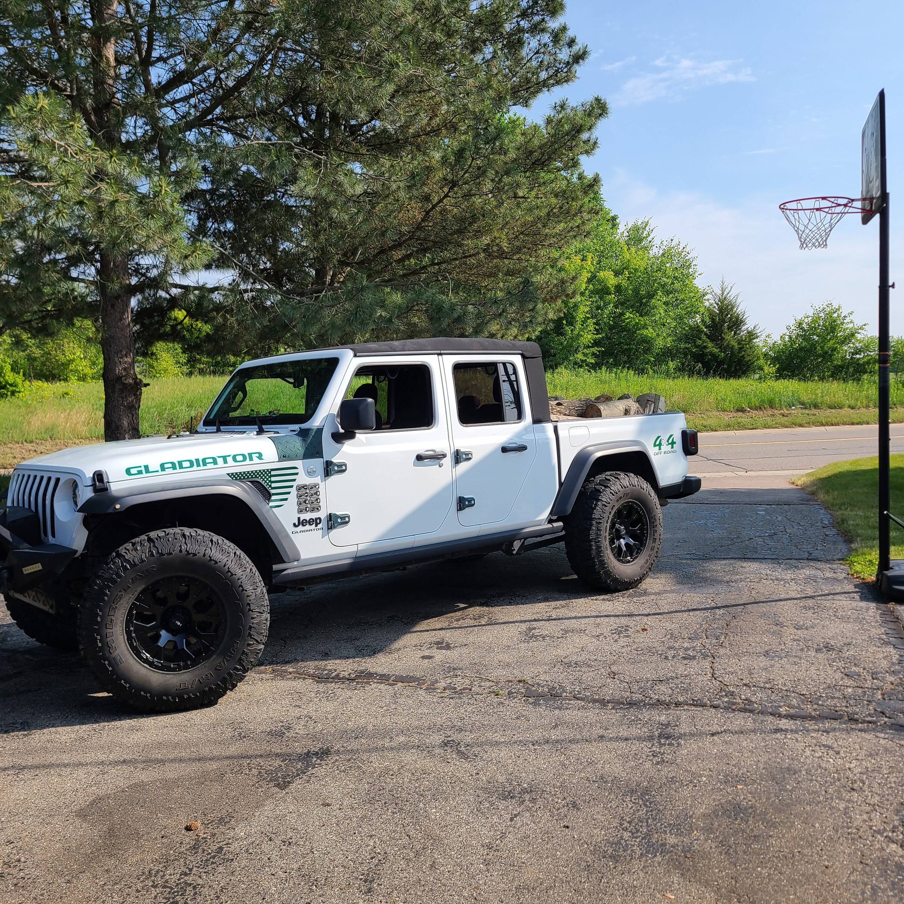 Jeep Gladiator Bronze or black rims on all white Gladiator? 20230619_171908