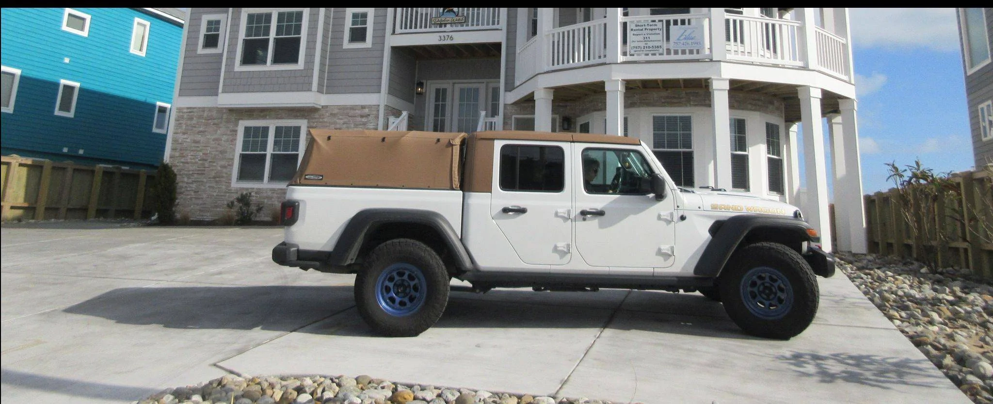 Jeep Gladiator Bronze or black rims on all white Gladiator? truck