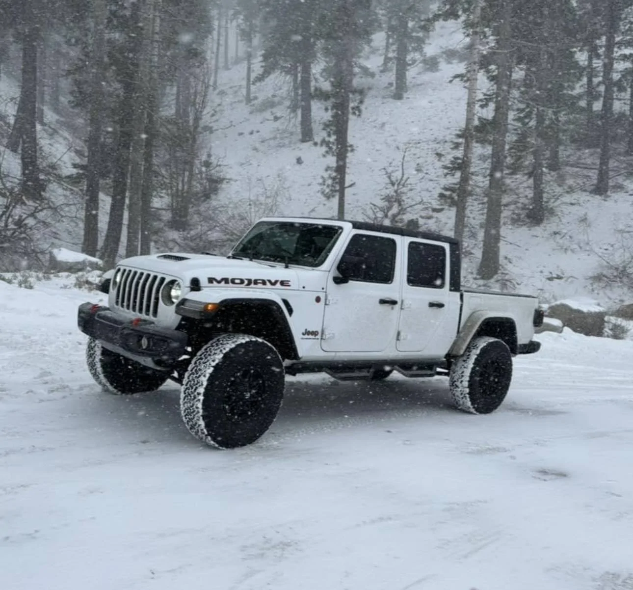 Jeep Gladiator Bronze or black rims on all white Gladiator? IMG_5077
