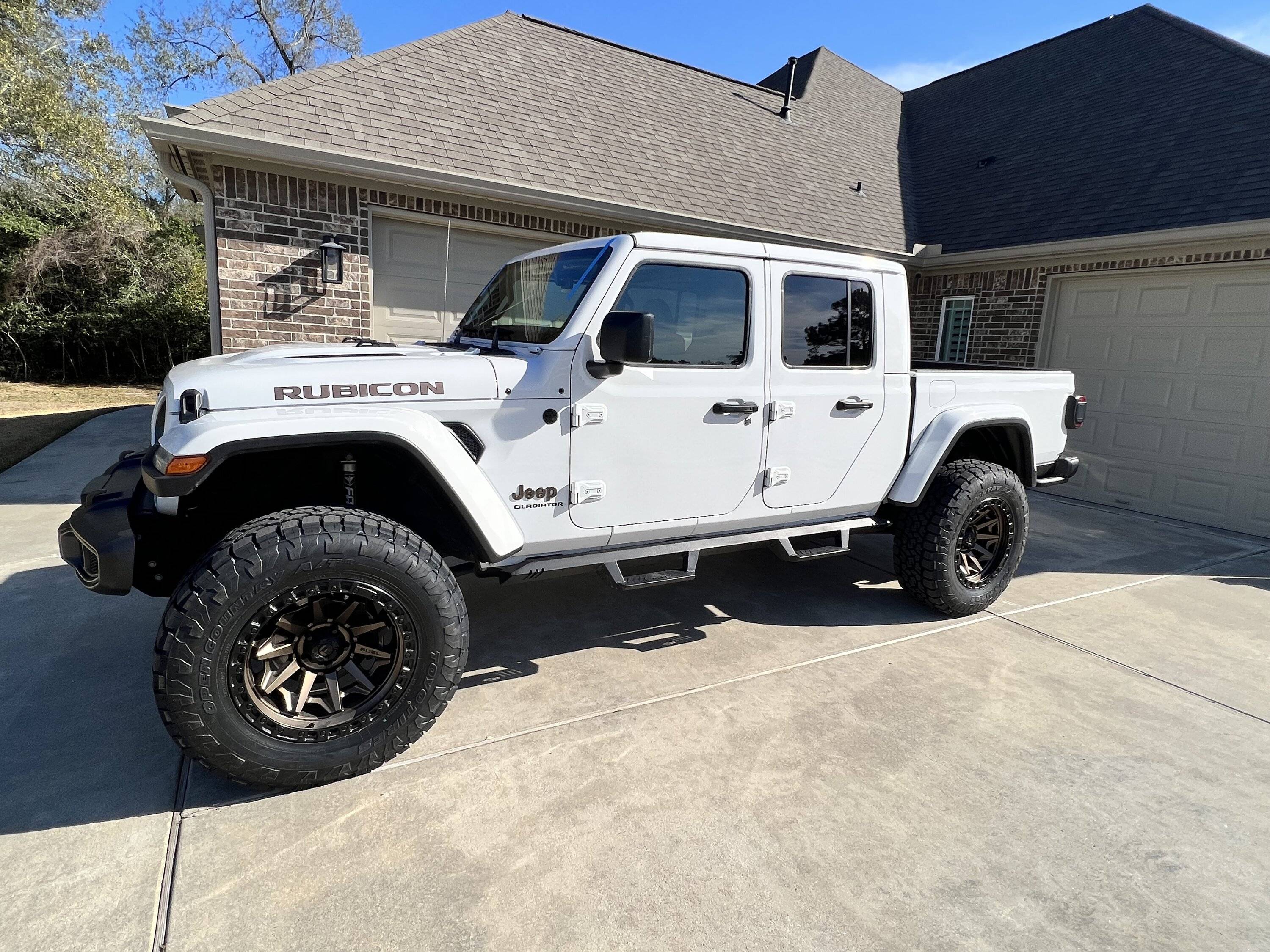 Jeep Gladiator Bronze or black rims on all white Gladiator? IMG_8618