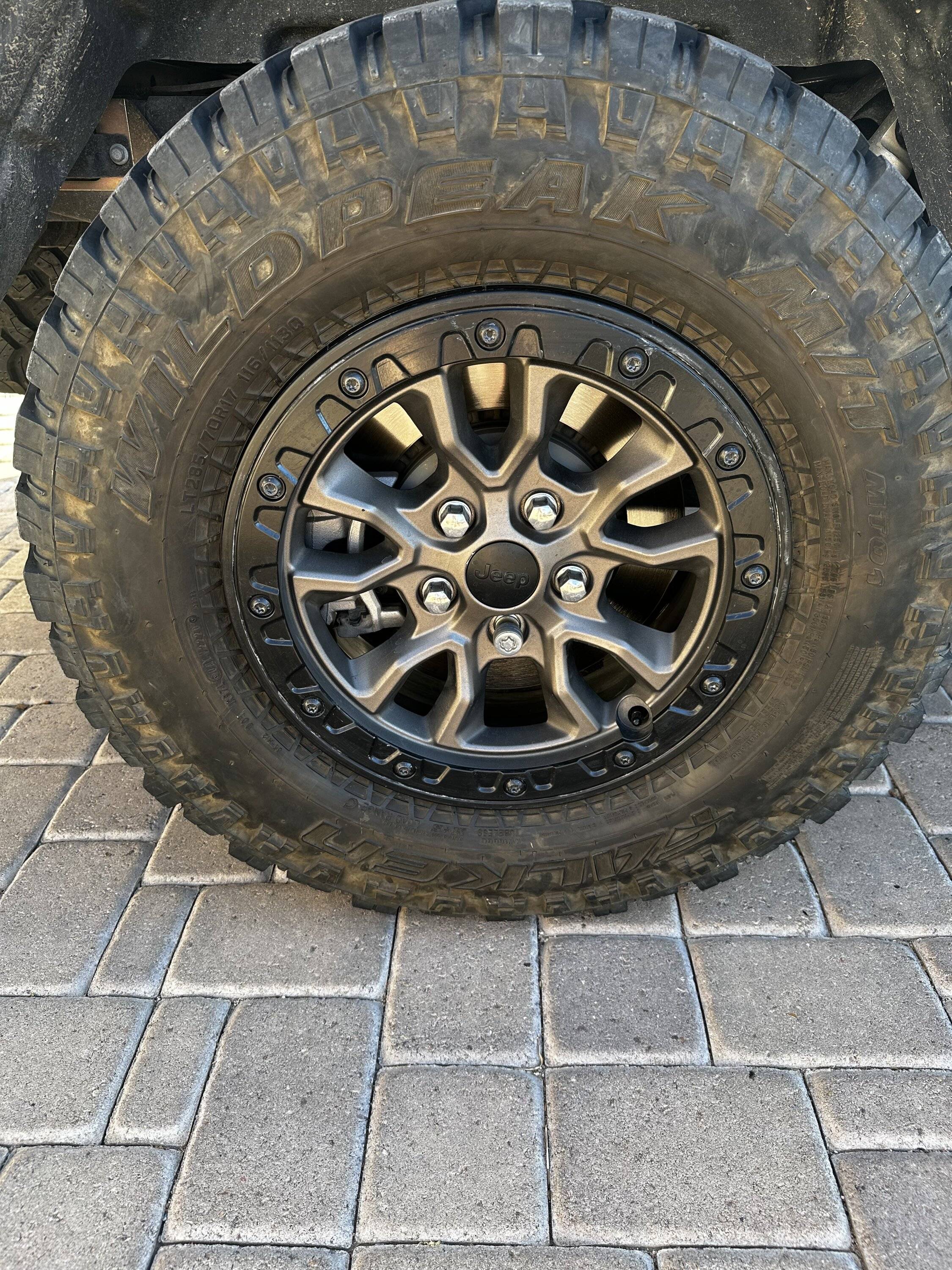 Jeep Gladiator Bronze or black rims on all white Gladiator? IMG_6650