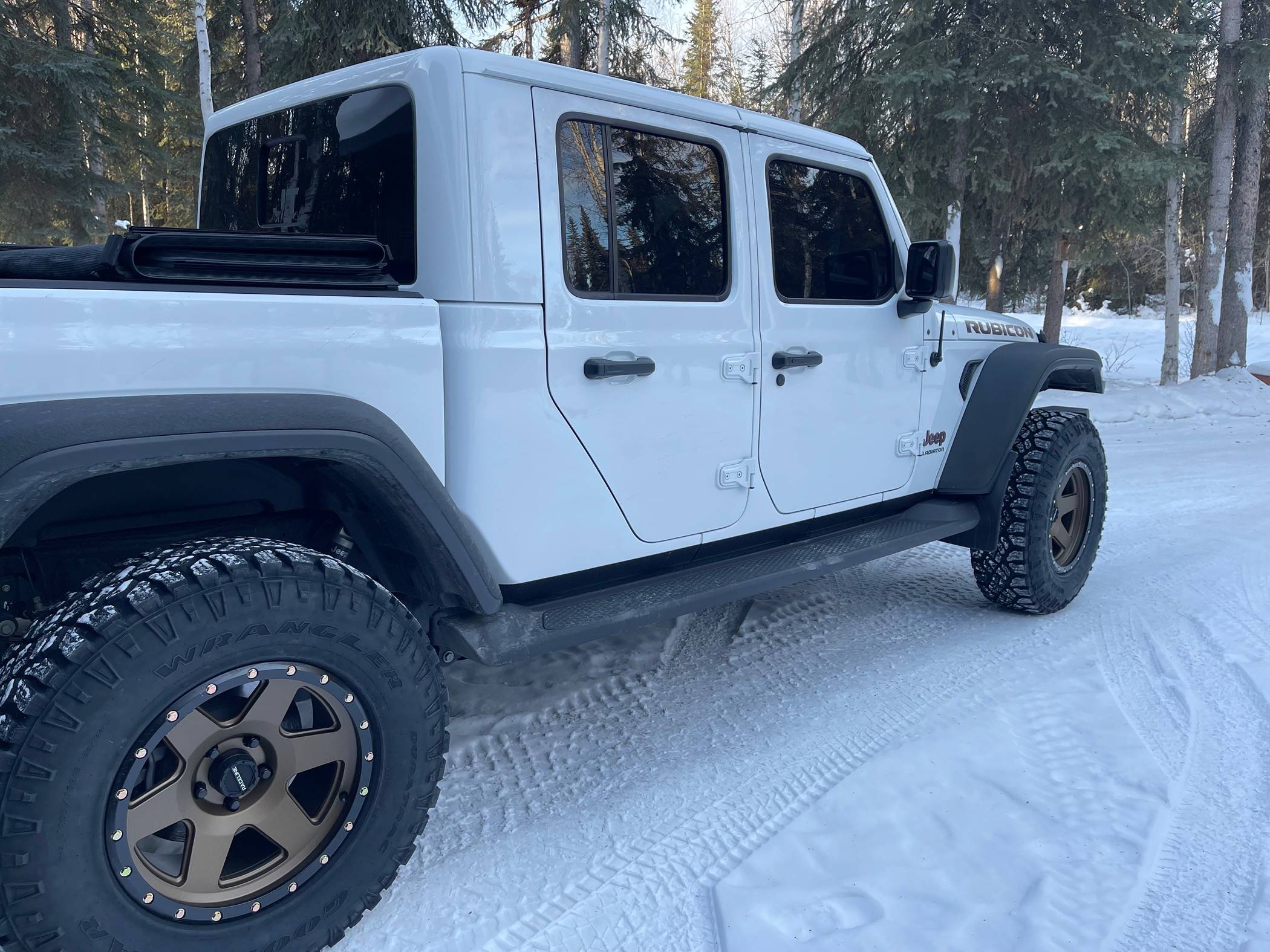 Jeep Gladiator Bronze or black rims on all white Gladiator? IMG_1397