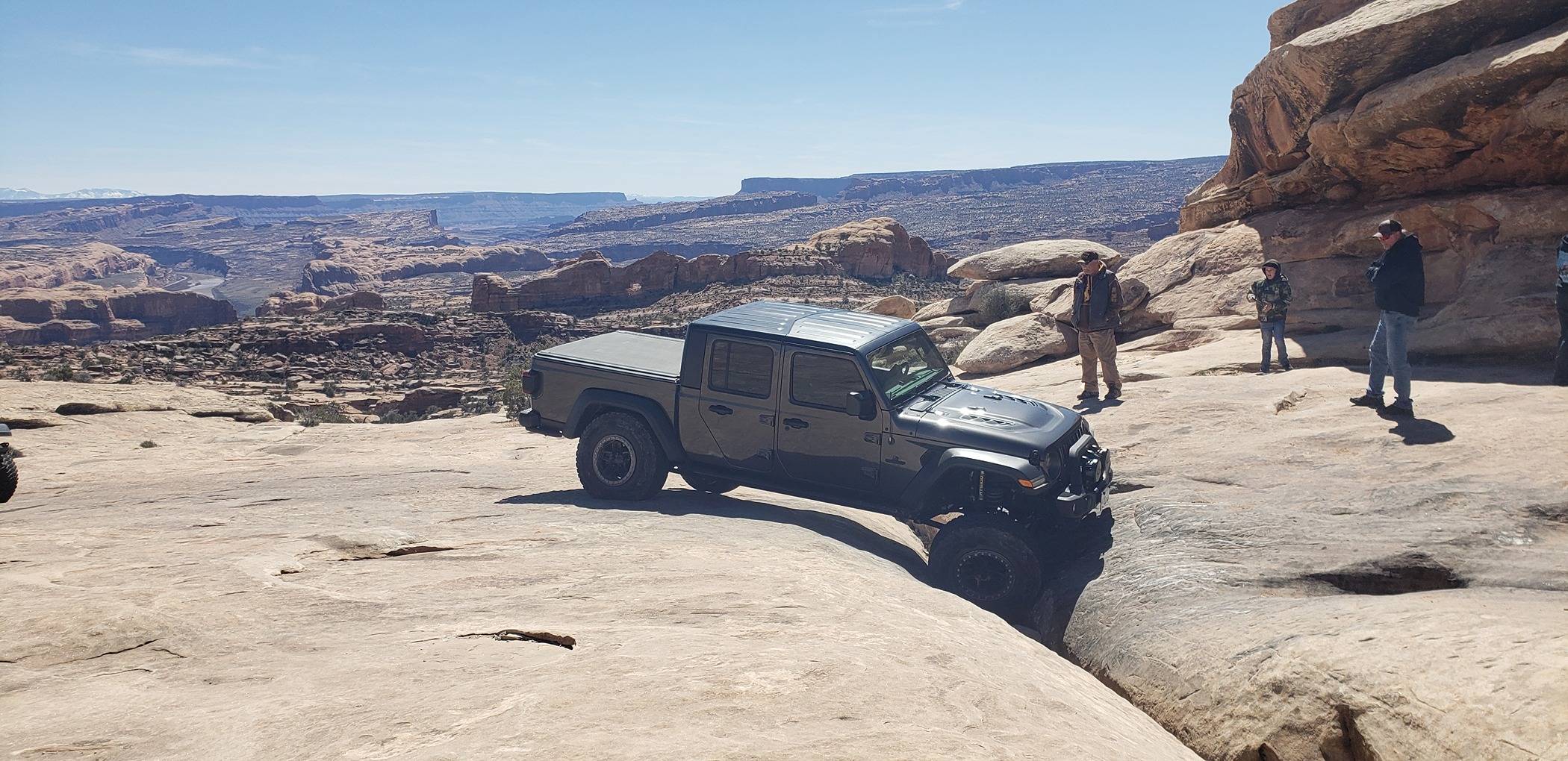 Jeep Gladiator Golden crack 1000000074