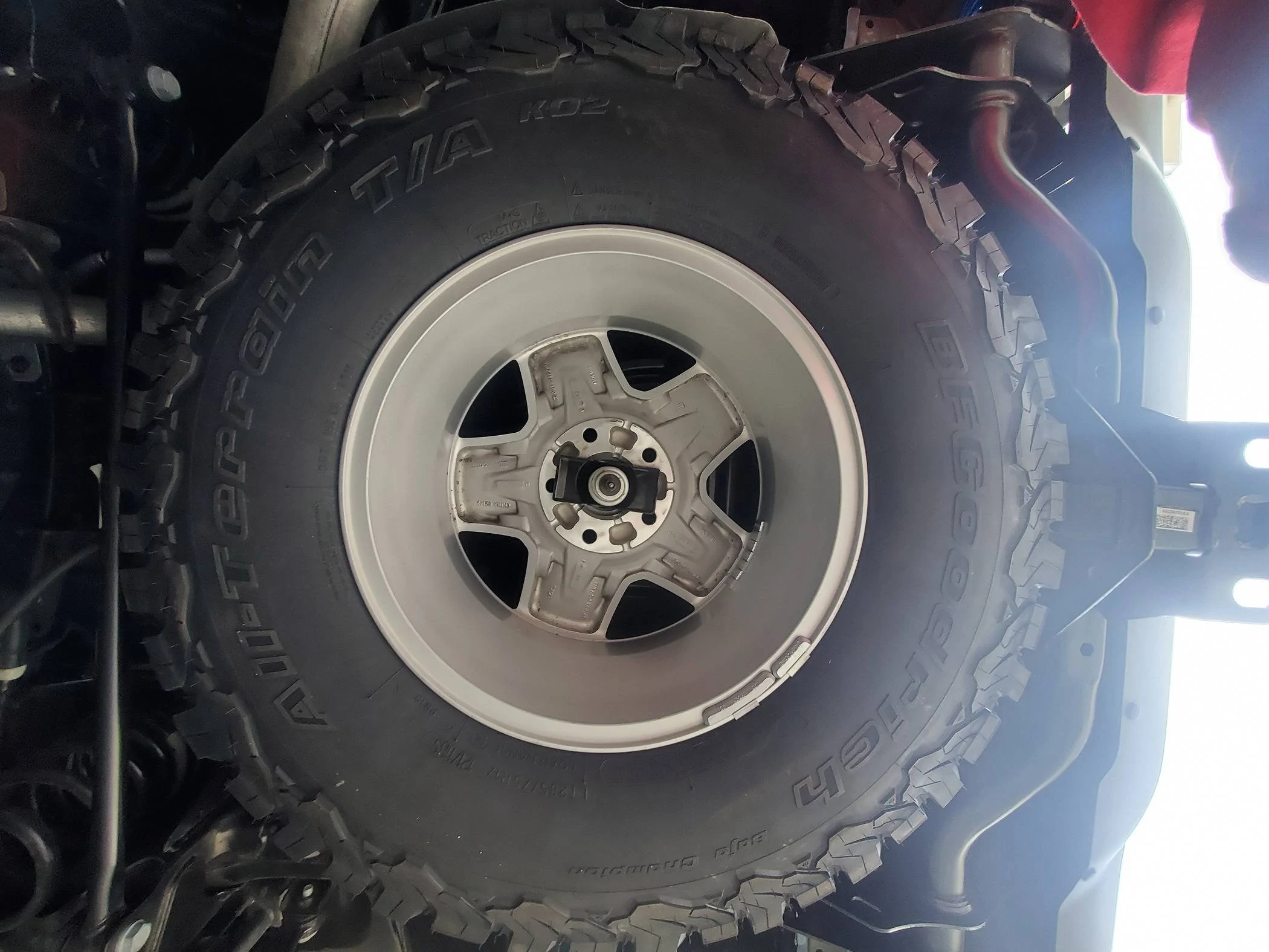 Jeep Gladiator Does OEM Aluminum Wheels Work on Spare Tire Carrier 20240316_125939