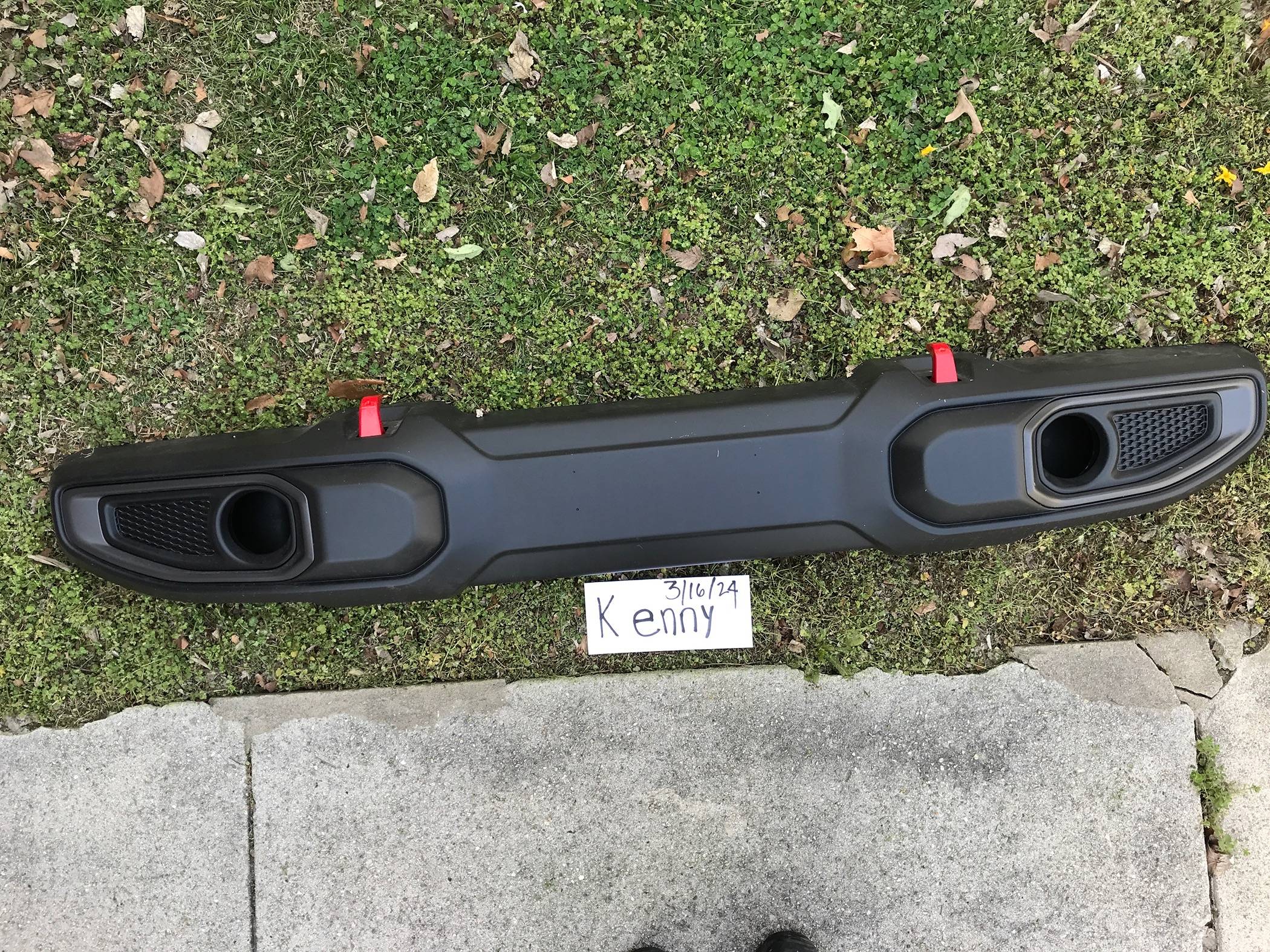 Jeep Gladiator Rubicon plastic front bumper IMG_0178