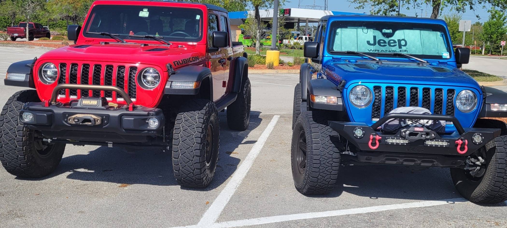 Jeep Gladiator Jeeps Parking Next To Jeeps 1000008462