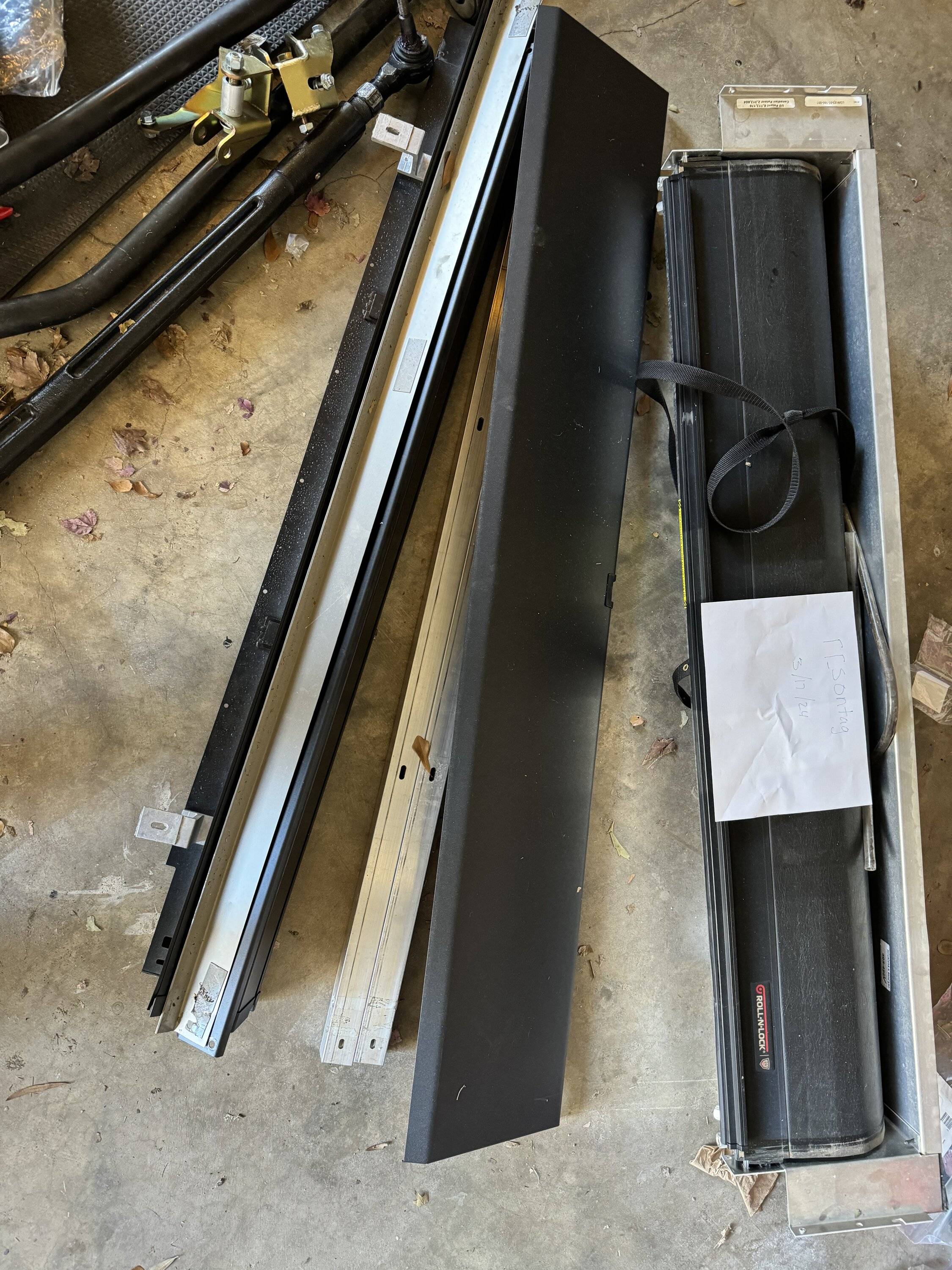 Jeep Gladiator Roll-N-Lock M series XT bed cover w/Billie Bars IMG_0016