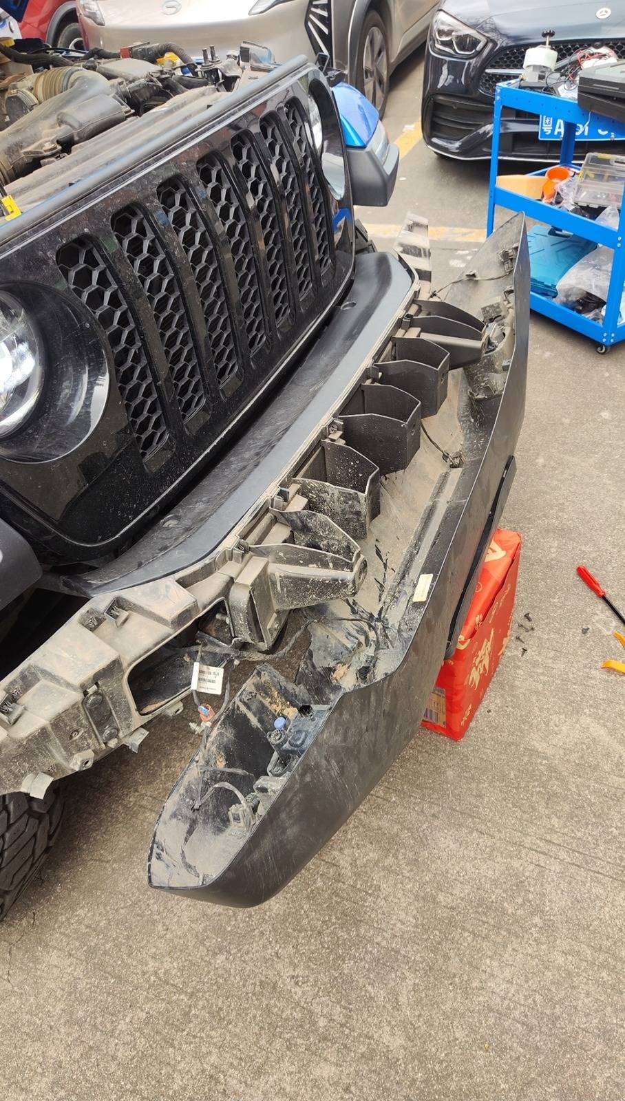 Jeep Gladiator Be careful when driving on rainy days... 1000094214