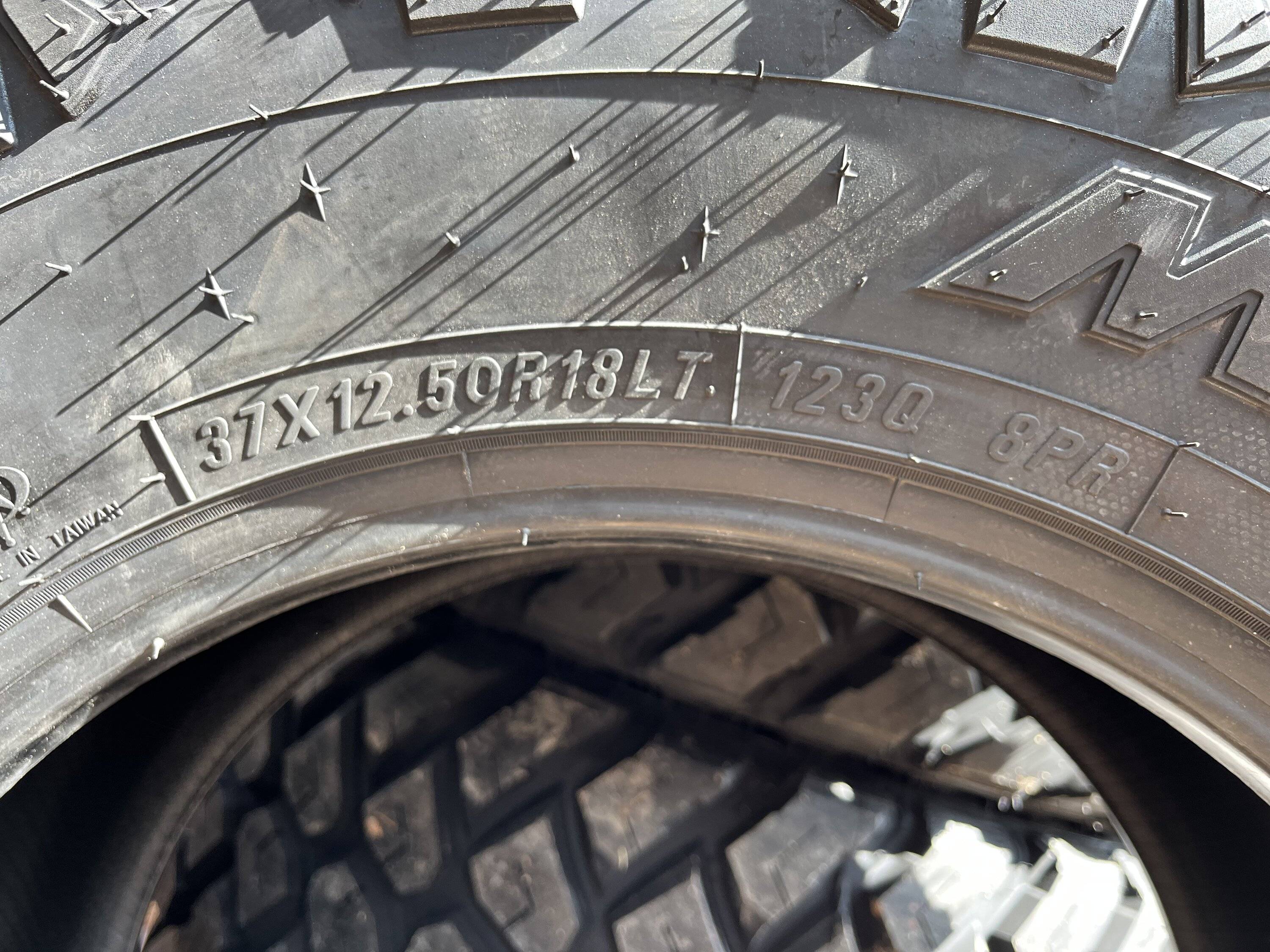 Jeep Gladiator Set of 5 - New Maxxis RAZR MT's 37x12.5r18 IMG_9173.JPG