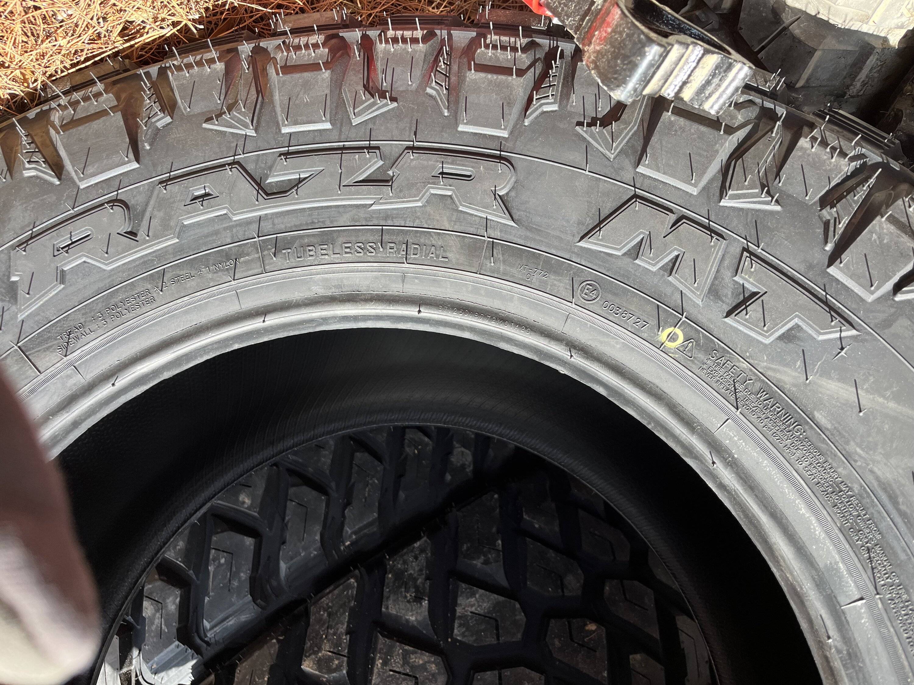 Jeep Gladiator Set of 5 - New Maxxis RAZR MT's 37x12.5r18 IMG_9175.JPG