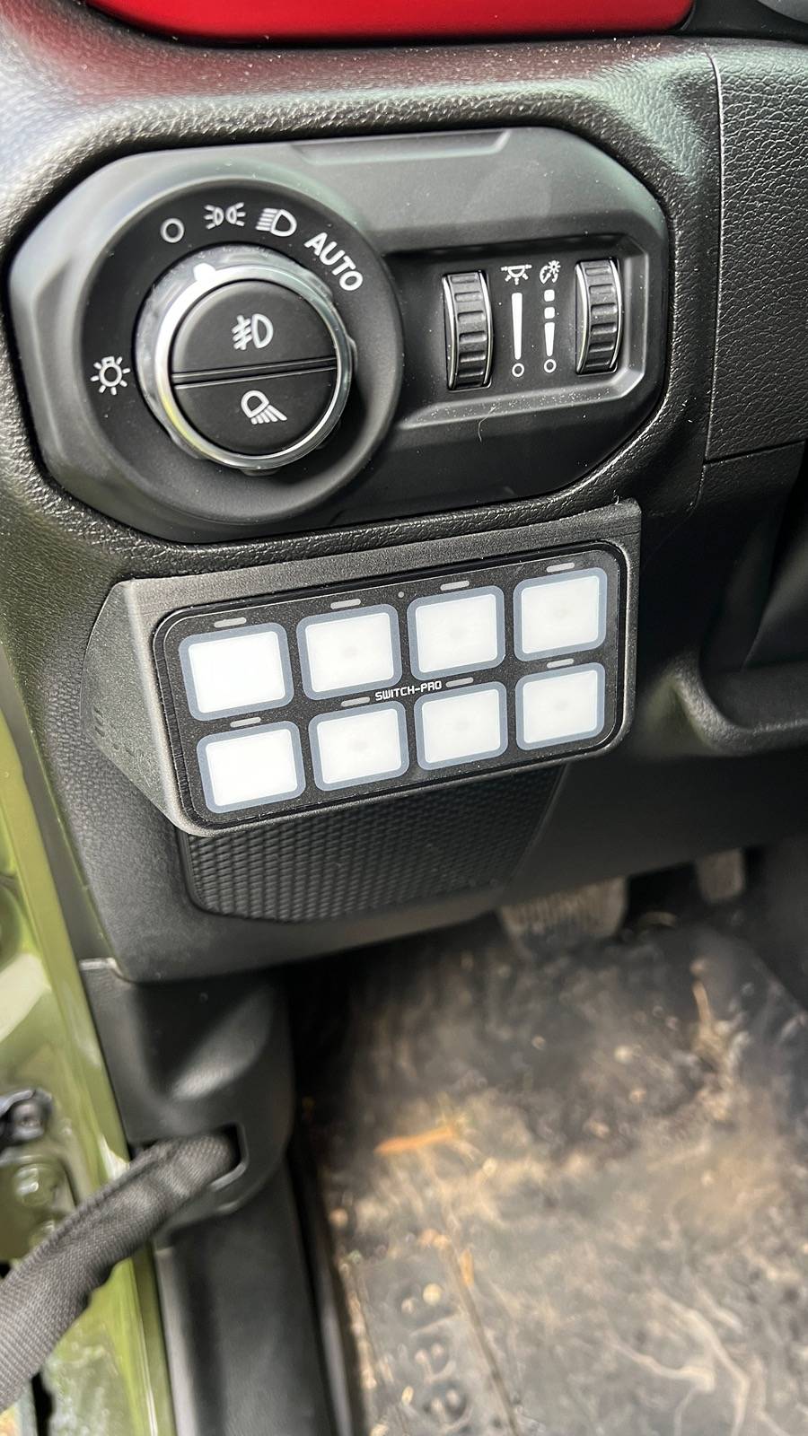Jeep Gladiator New auxiliary switch bank IMG_8273.JPG