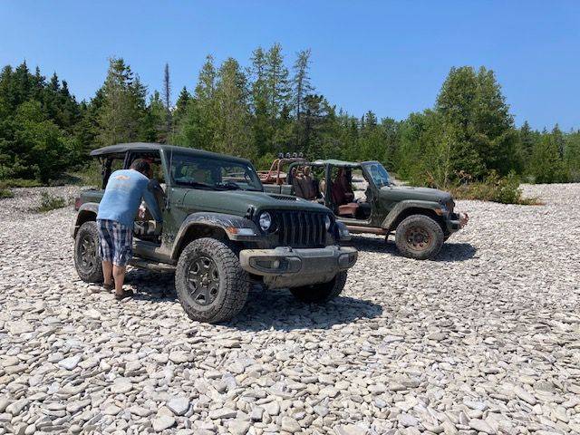 Jeep Gladiator Favorite mod: swapping my Mojave hood for Sport hood drummond Isle Shale Beach 2023