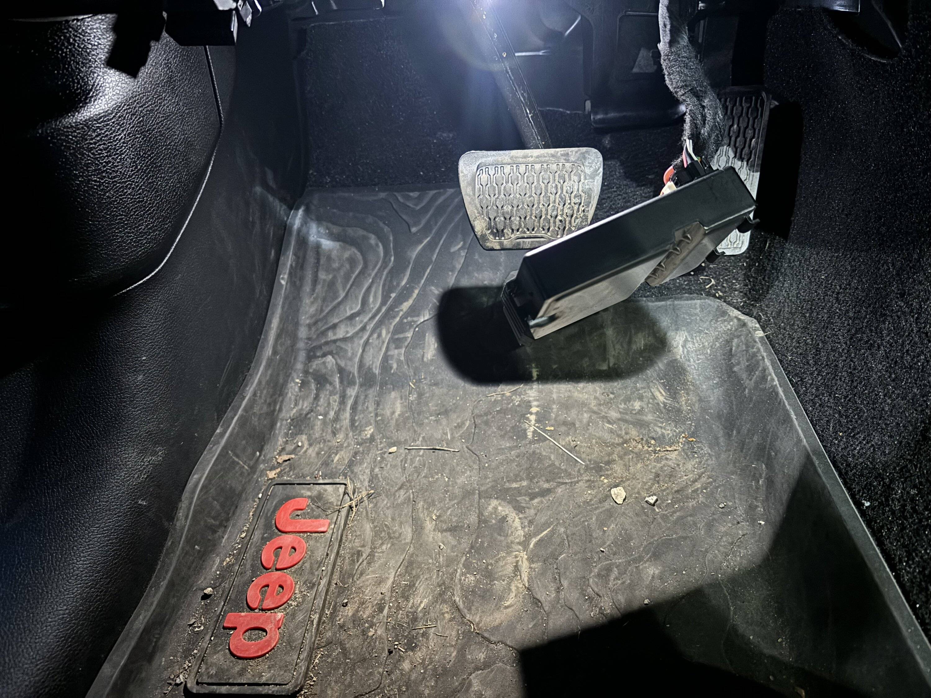 Jeep Gladiator Where does the heated seat module mount? IMG_0934