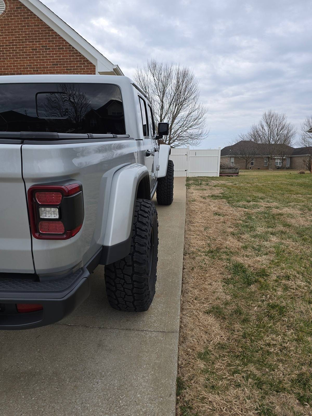 Jeep Gladiator Looking for opinions on tonneau cover 20240208_165035