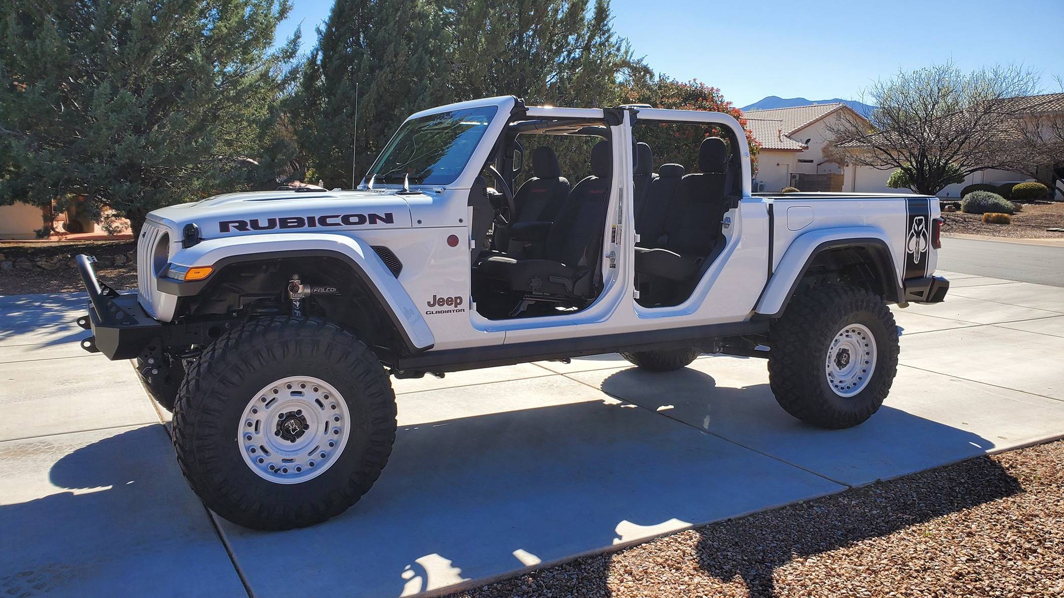 Jeep Gladiator Show me your bed/tail stripes! 20230401_153204