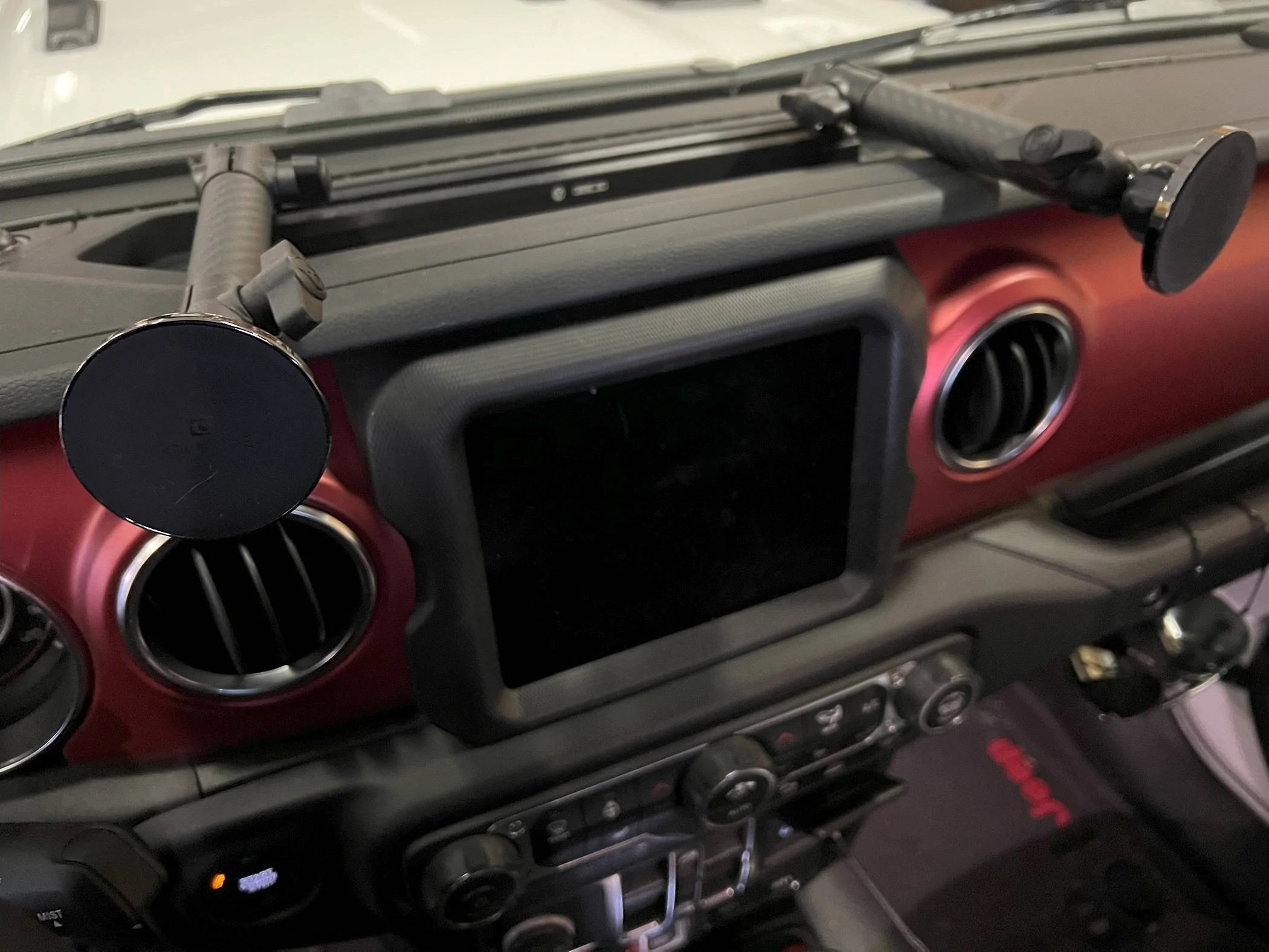 Jeep Gladiator Phone mount options, what is a solid MagSafe mount option? 20240329_210347897_iOS