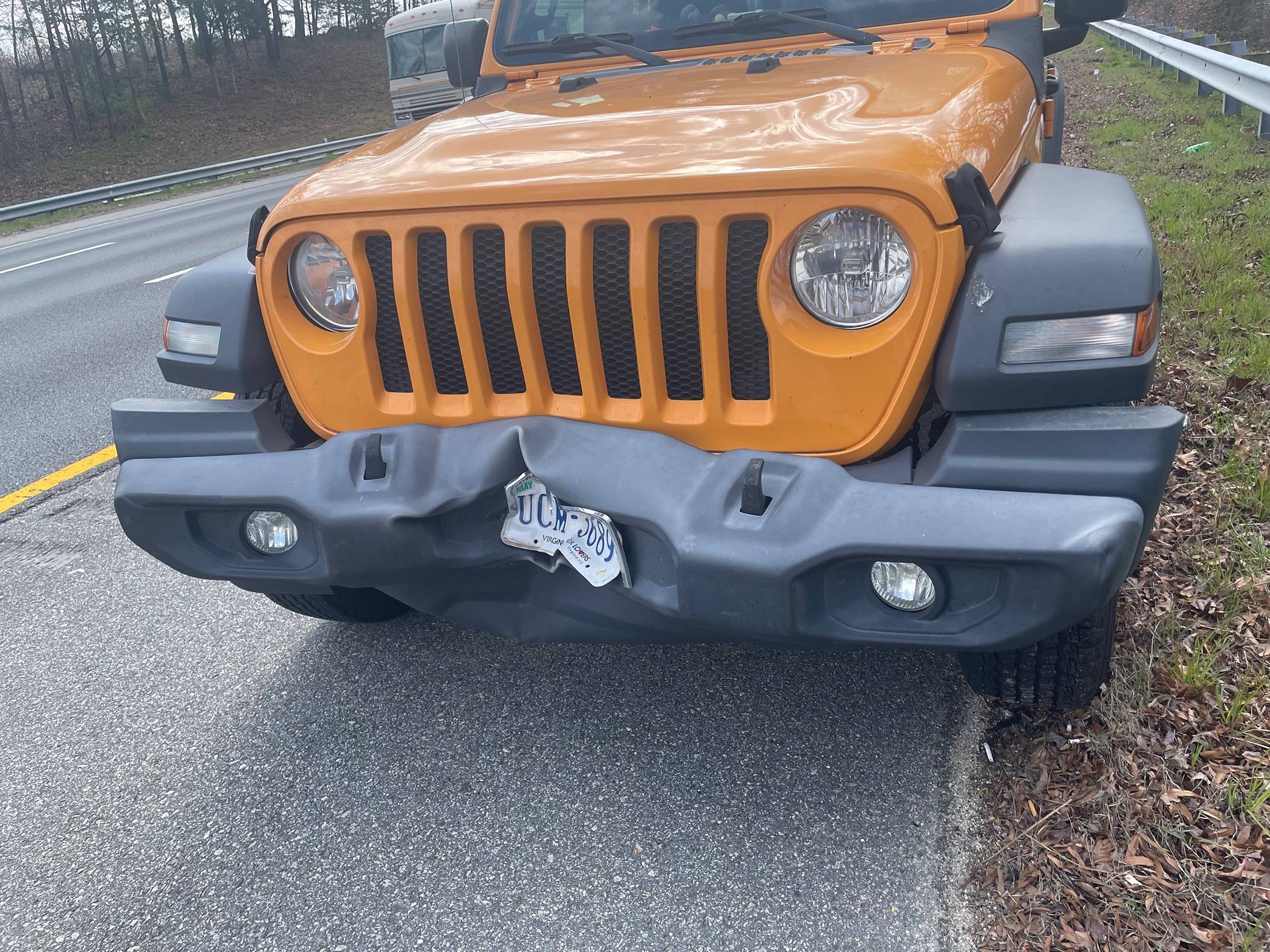 Jeep Gladiator Front bumper crushed from truck tow hitch IMG_7546