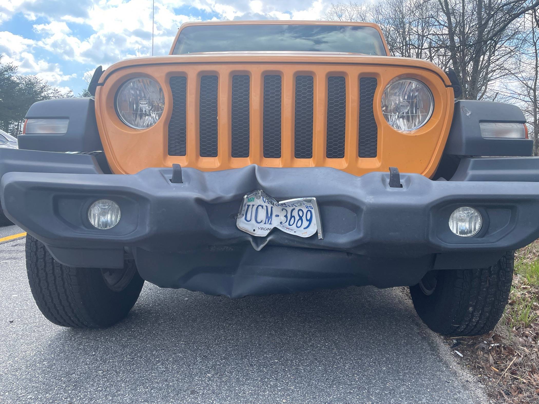 Jeep Gladiator Front bumper crushed from truck tow hitch IMG_7549