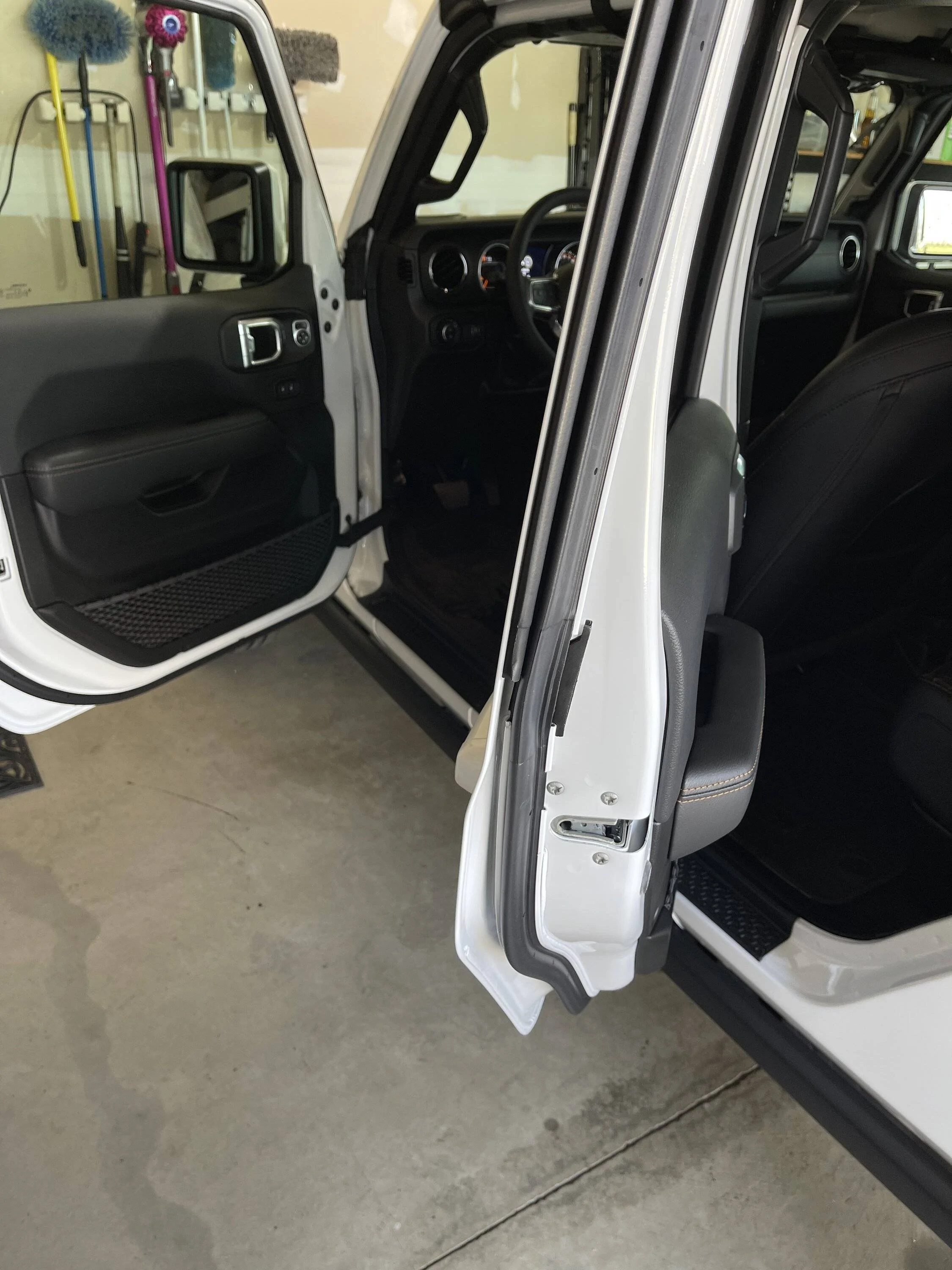 Jeep Gladiator 23 JT High Altitude - White 1711845646677-d2