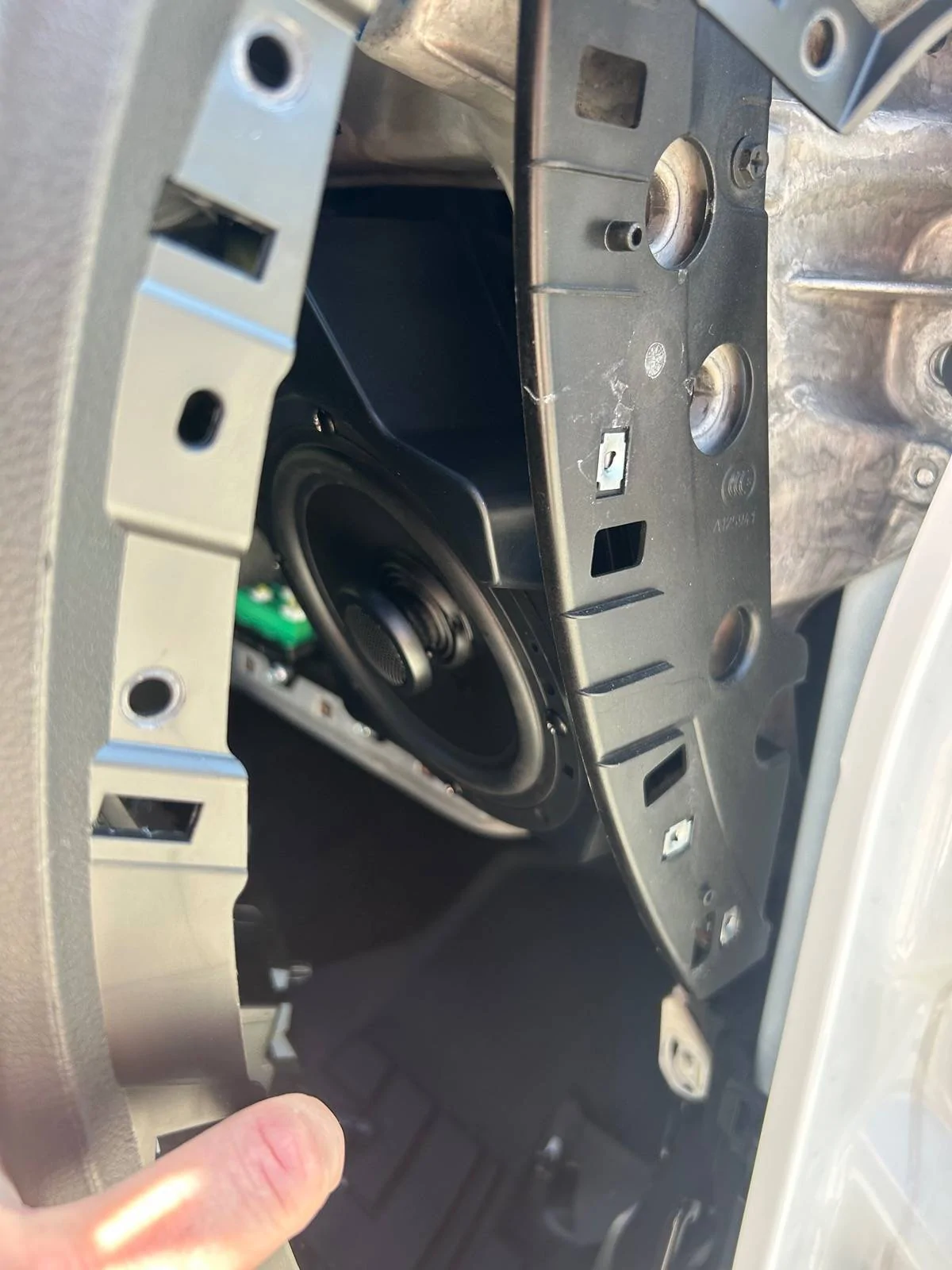 Jeep Gladiator Knee panel speakers IMG_1459