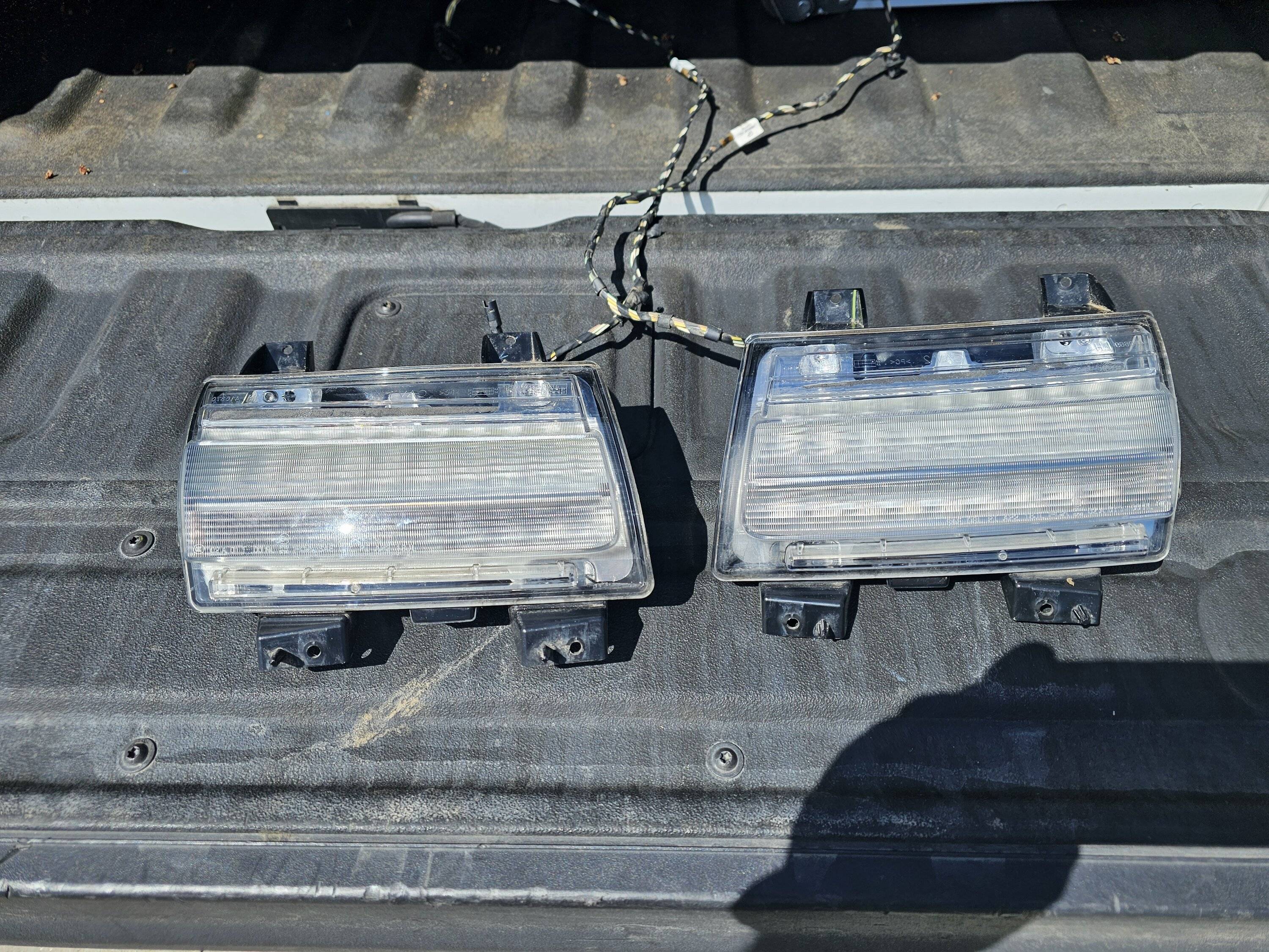 Jeep Gladiator REDUCED F/S OEM Front Led signals and DRL used 20240331_123138
