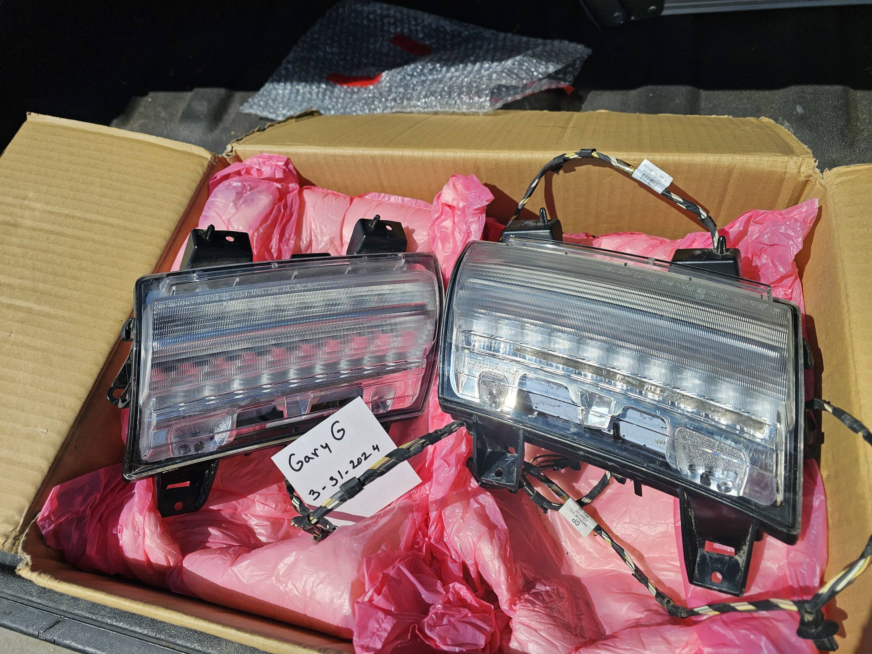 Jeep Gladiator REDUCED F/S OEM Front Led signals and DRL used 20240331_124555