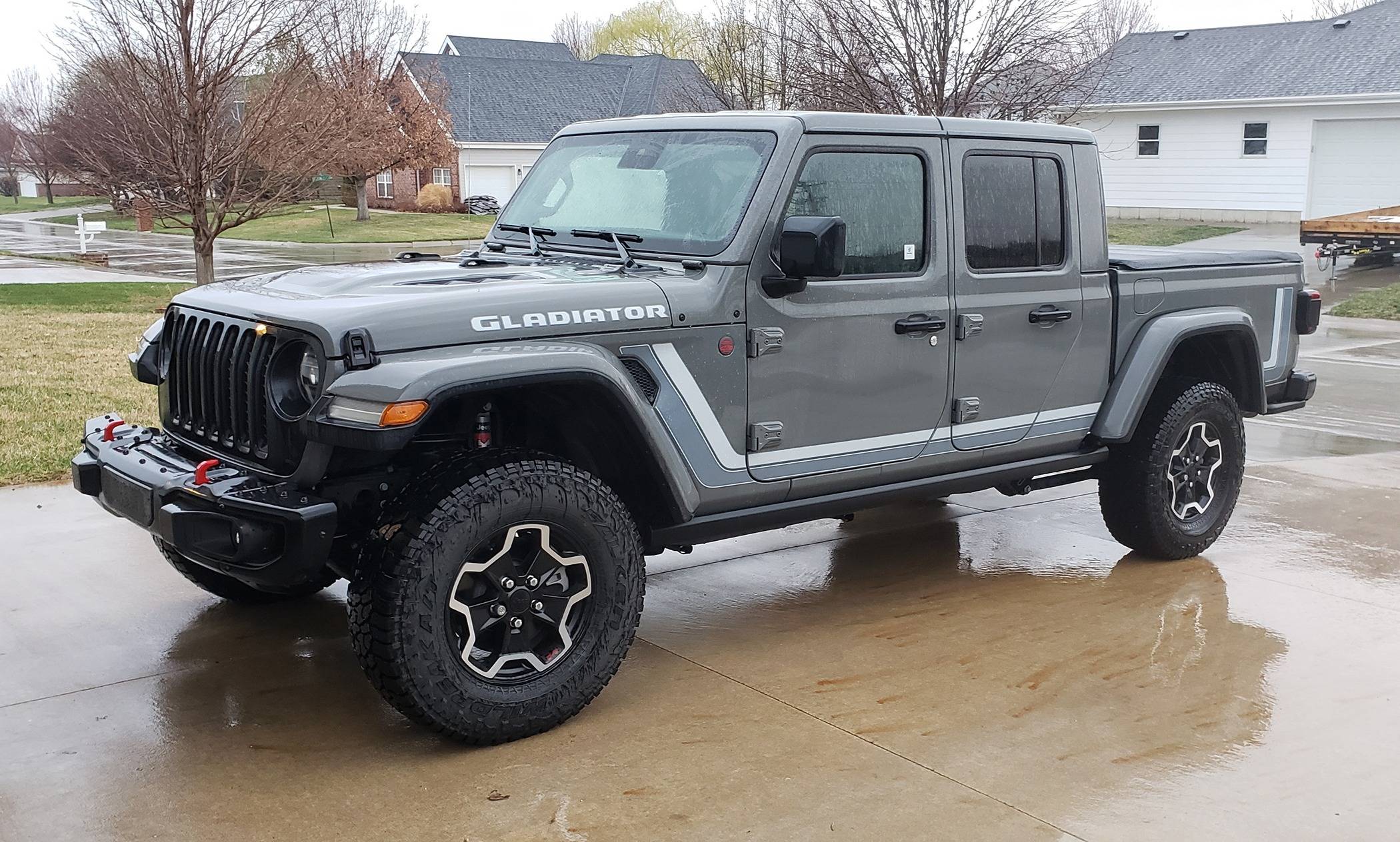 Jeep Gladiator Size of "Rubicon" hood lettering? Gray Matter Wet Driveway - Letters on Hood