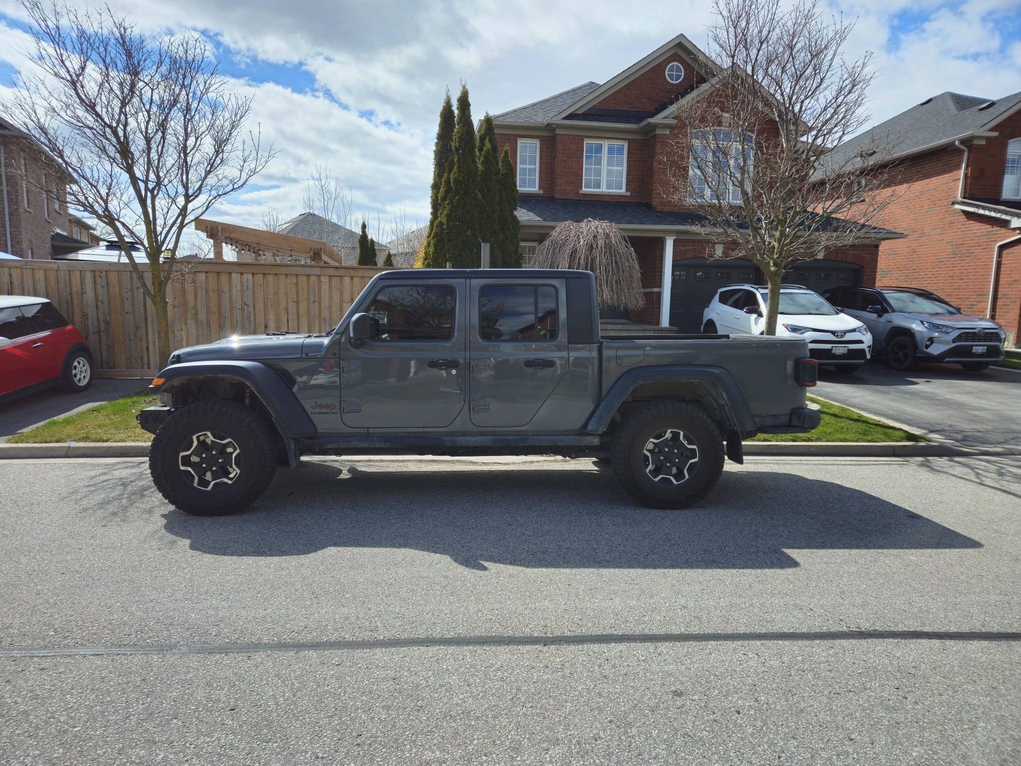 JT - Side Angle - 1.5 Leveling Kit.jpg