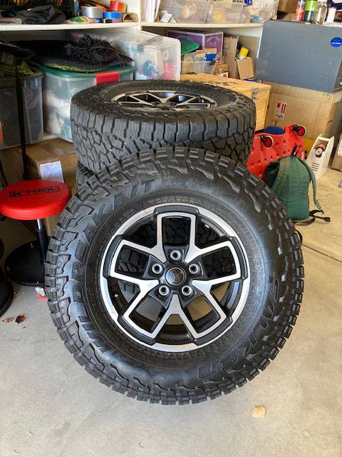 Jeep Gladiator New OEM Rubicon wheels and tires tiresOEM040424