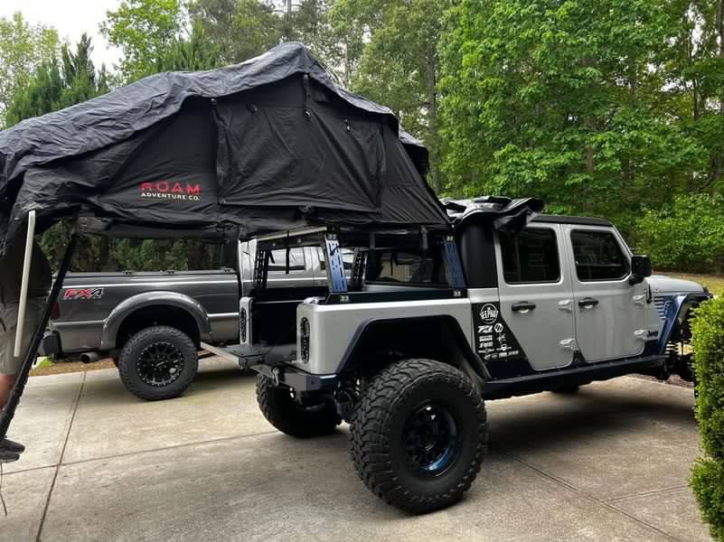 Jeep Gladiator Bobbed Shortbed Gladiators at EJS 2024 EECC2895-C6DA-445D-A1D9-1CC98F96D500
