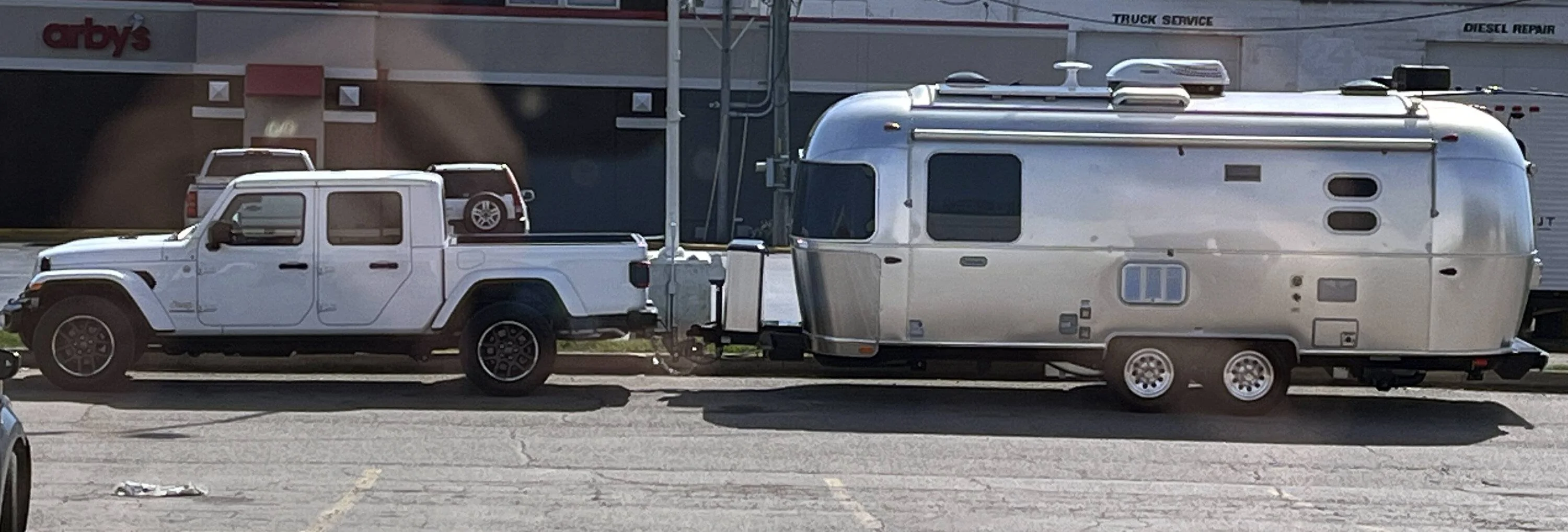Jeep Gladiator Show us what camper / trailer / RV you're towing with your JT IMG_5157