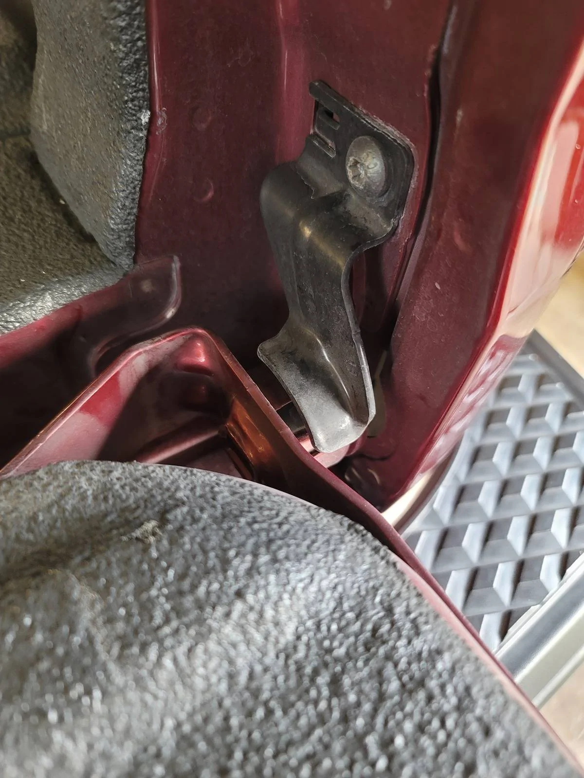 Jeep Gladiator Tailgate hinge lock plate? 20240407_091543