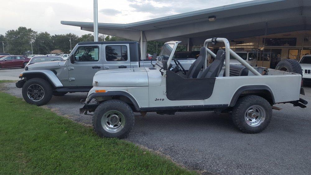 Jeep Gladiator Jeeps Parking Next To Jeeps 27827290-2D2D-4CD6-8F17-A7BA9EF6D5FB
