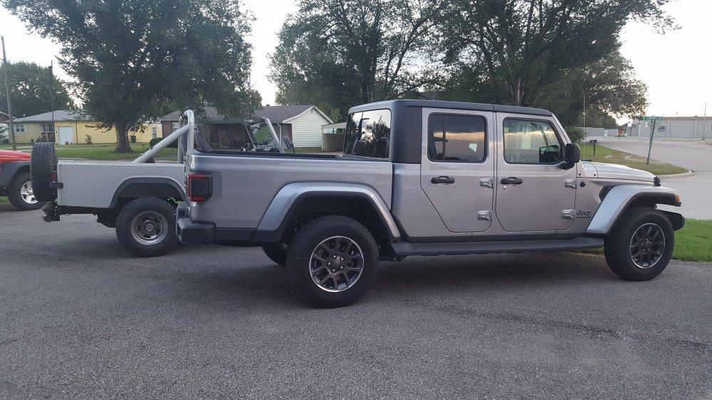 Jeep Gladiator Jeeps Parking Next To Jeeps A35856F8-946A-4F2F-ACFC-CB251F5F7A42