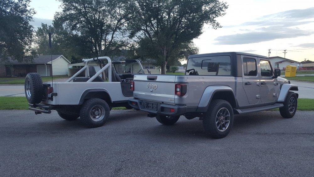 Jeep Gladiator Jeeps Parking Next To Jeeps F01F7002-D775-4384-934B-3C367CA5BCBB