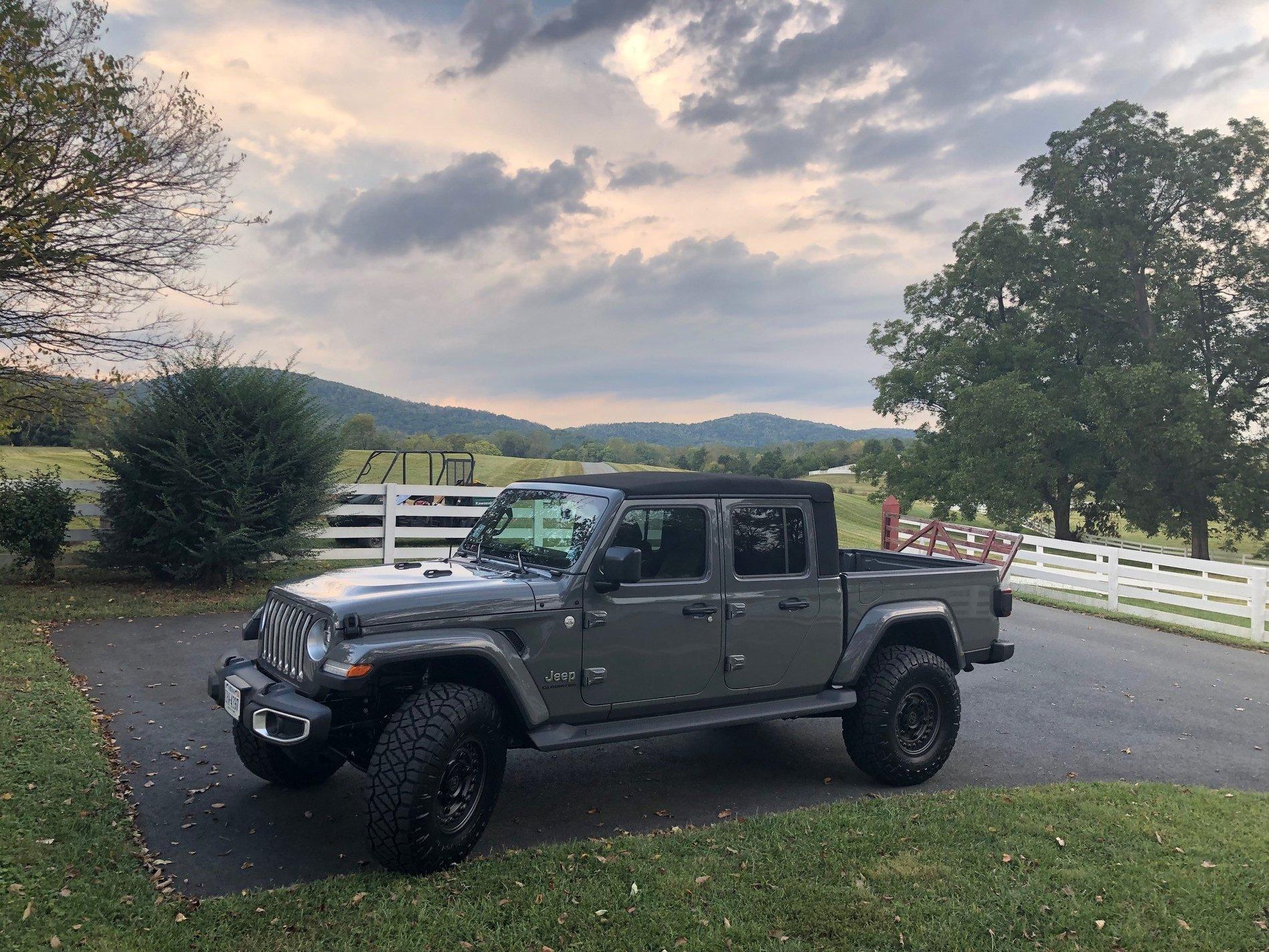 Jeep Gladiator STING GRAY Gladiator JT Club Glad Driveway