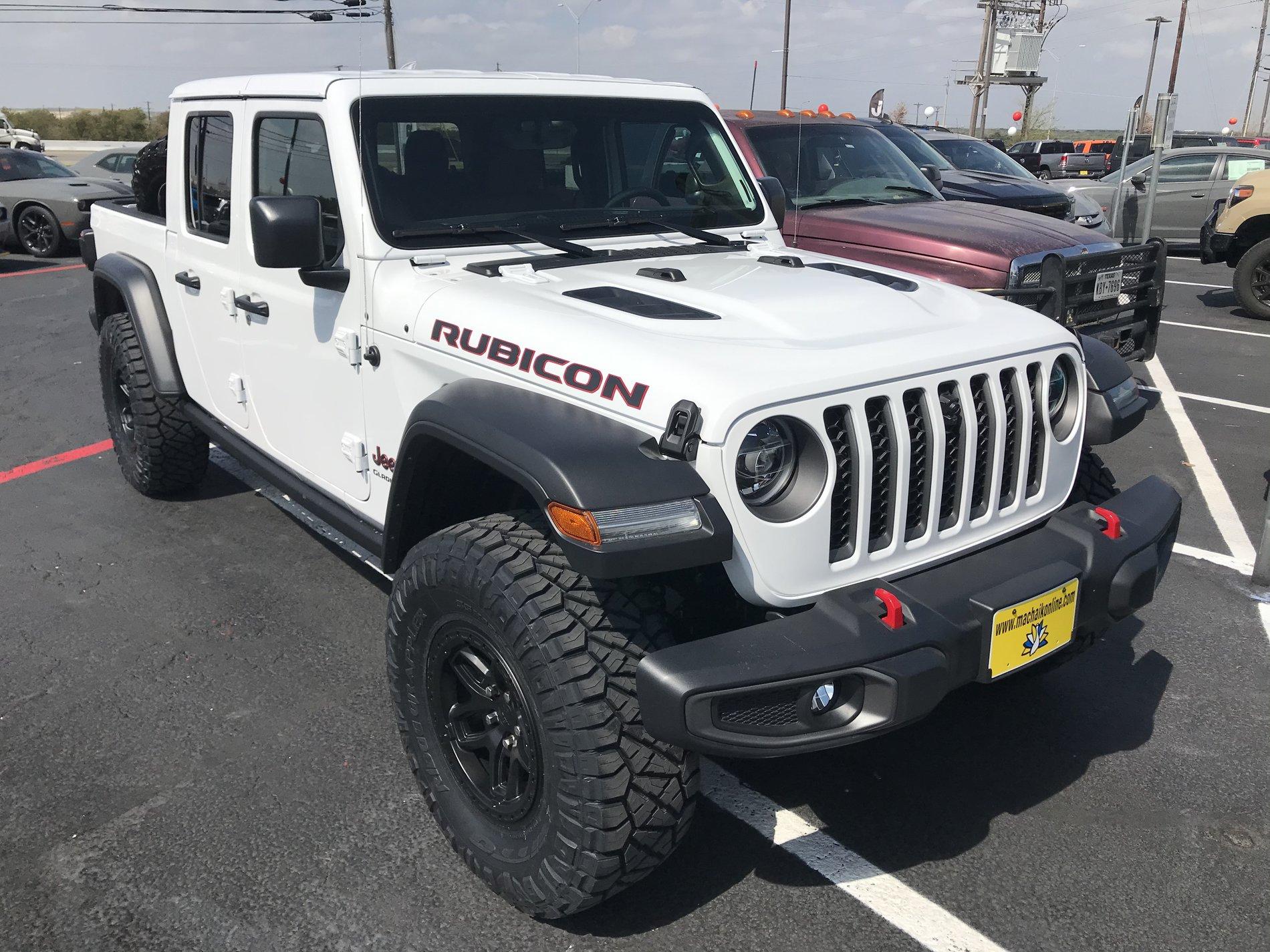 Jeep Gladiator BRIGHT WHITE Gladiator JT Club 787D716D-B6F4-4C4B-92AF-595ED209D619