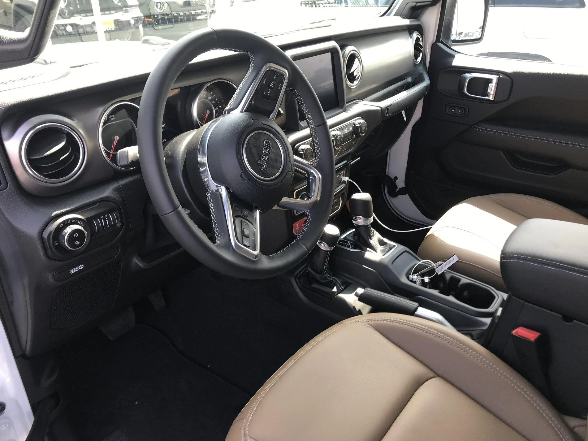 Jeep Gladiator BRIGHT WHITE Gladiator JT Club 4C017E29-FF19-4D79-9986-698005401026